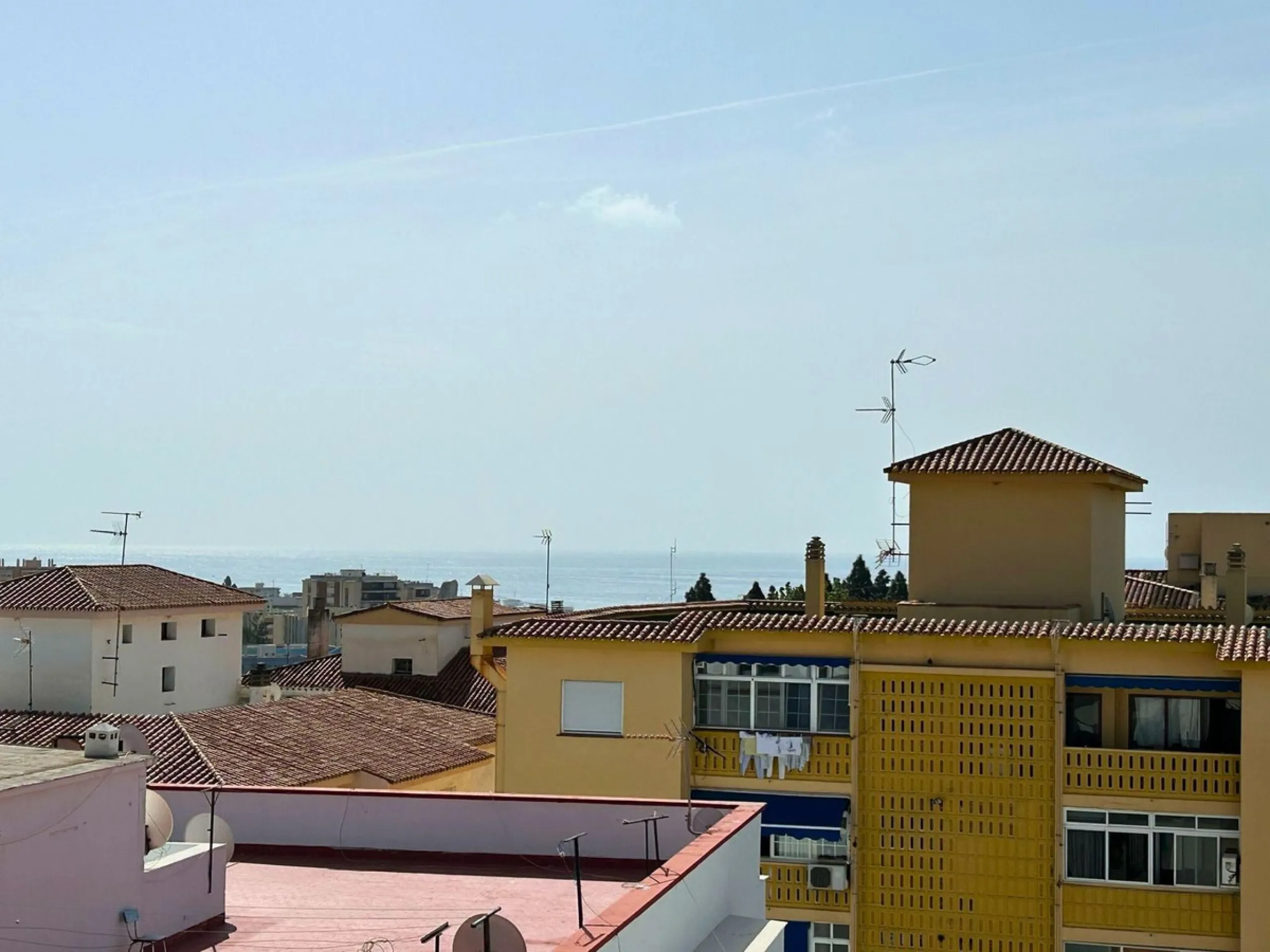 A wonderful 86 m² apartment is for sale in the El Mirador area of Marbella, a quiet and well-connected location with easy access to the highway and surrounded by all amenities: bus stops, schools, parks, and supermarkets.​