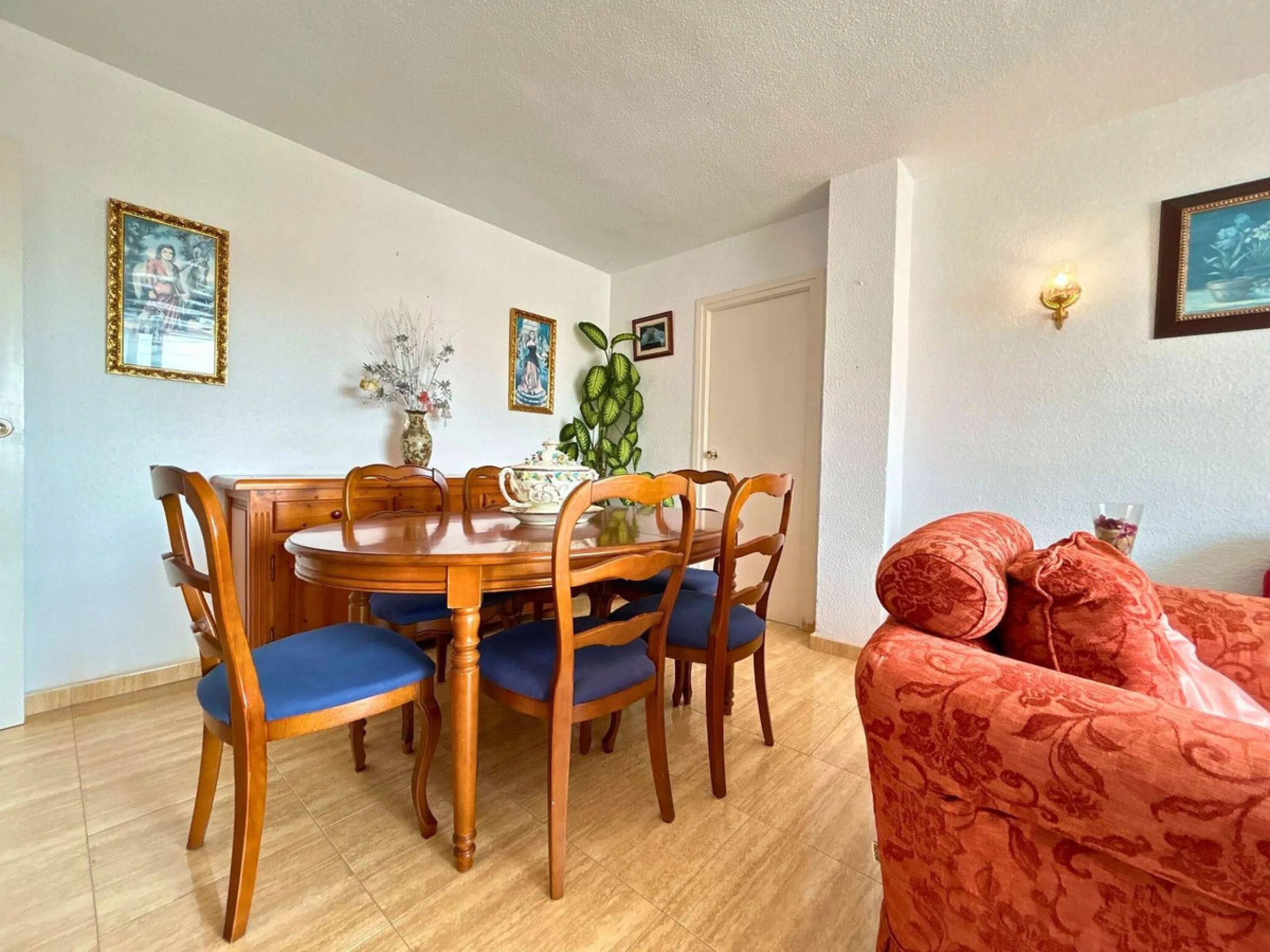 A wonderful 86 m² apartment is for sale in the El Mirador area of Marbella, a quiet and well-connected location with easy access to the highway and surrounded by all amenities: bus stops, schools, parks, and supermarkets.​