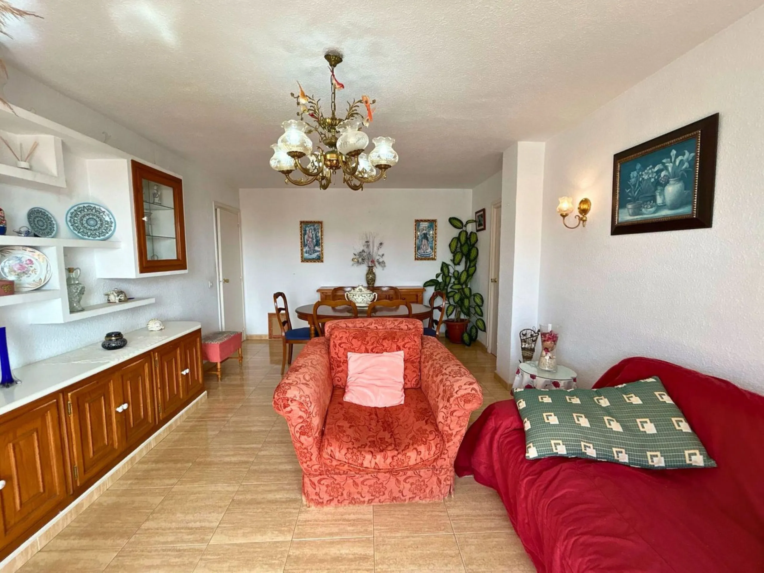 A wonderful 86 m² apartment is for sale in the El Mirador area of Marbella, a quiet and well-connected location with easy access to the highway and surrounded by all amenities: bus stops, schools, parks, and supermarkets.​