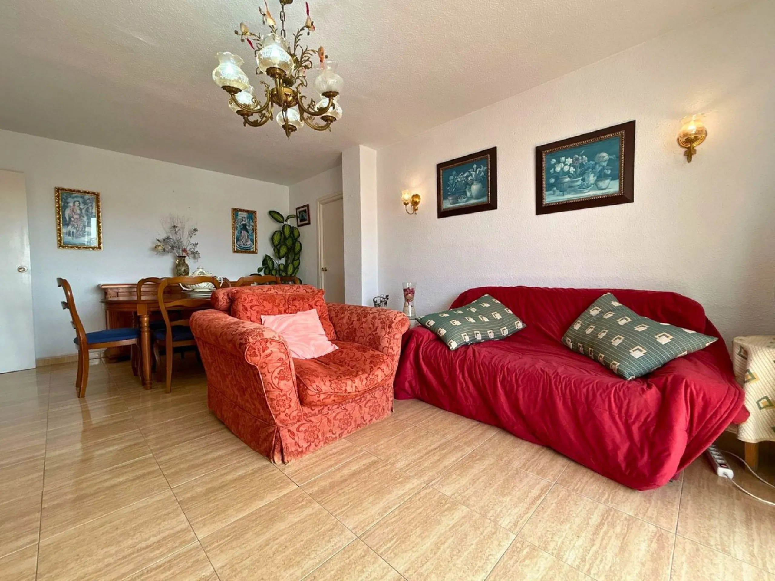 A wonderful 86 m² apartment is for sale in the El Mirador area of Marbella, a quiet and well-connected location with easy access to the highway and surrounded by all amenities: bus stops, schools, parks, and supermarkets.​