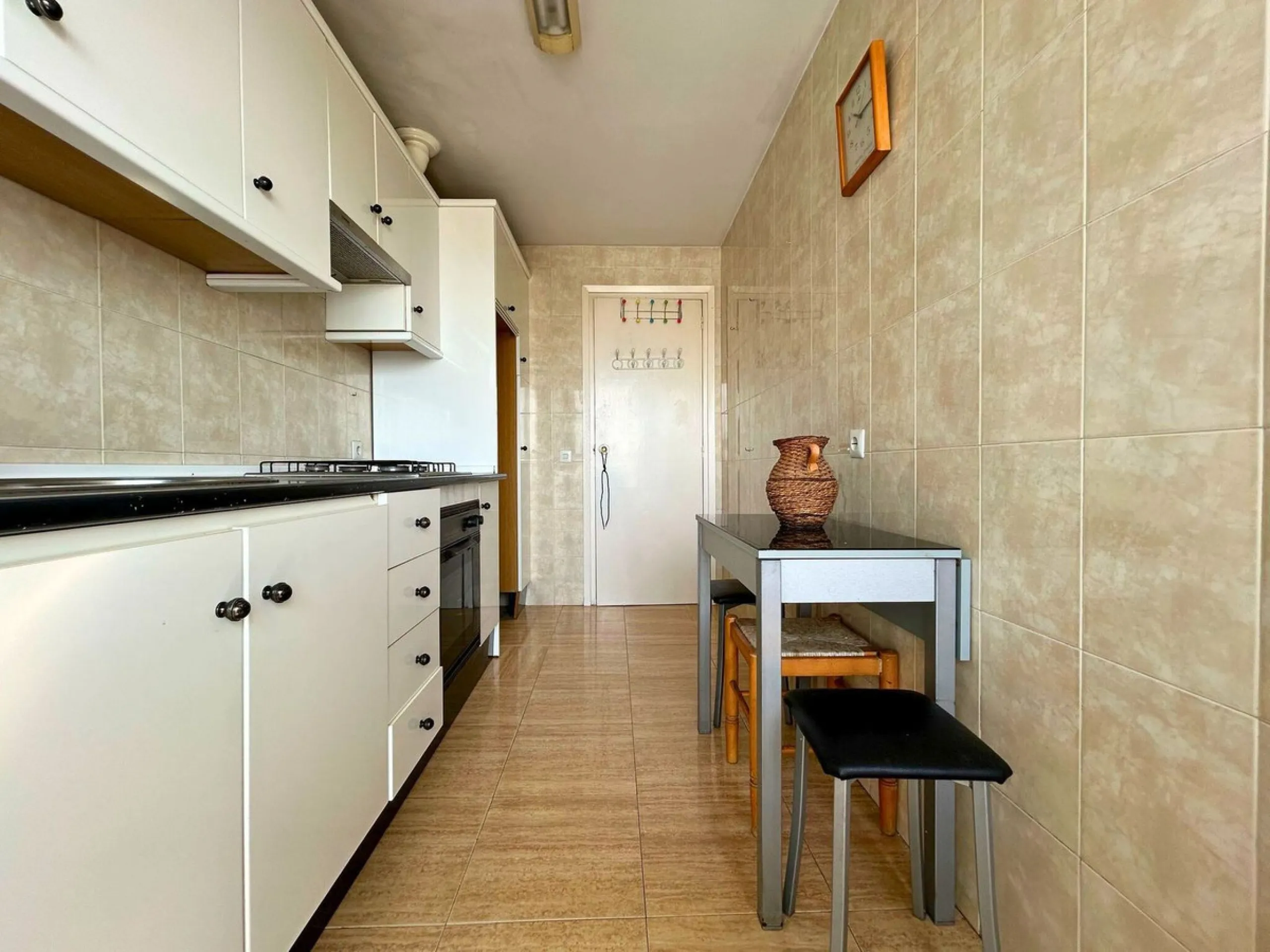 A wonderful 86 m² apartment is for sale in the El Mirador area of Marbella, a quiet and well-connected location with easy access to the highway and surrounded by all amenities: bus stops, schools, parks, and supermarkets.​