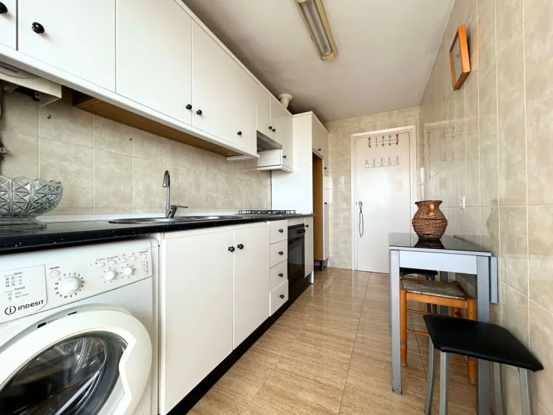 A wonderful 86 m² apartment is for sale in the El Mirador area of Marbella, a quiet and well-connected location with easy access to the highway and surrounded by all amenities: bus stops, schools, parks, and supermarkets.​