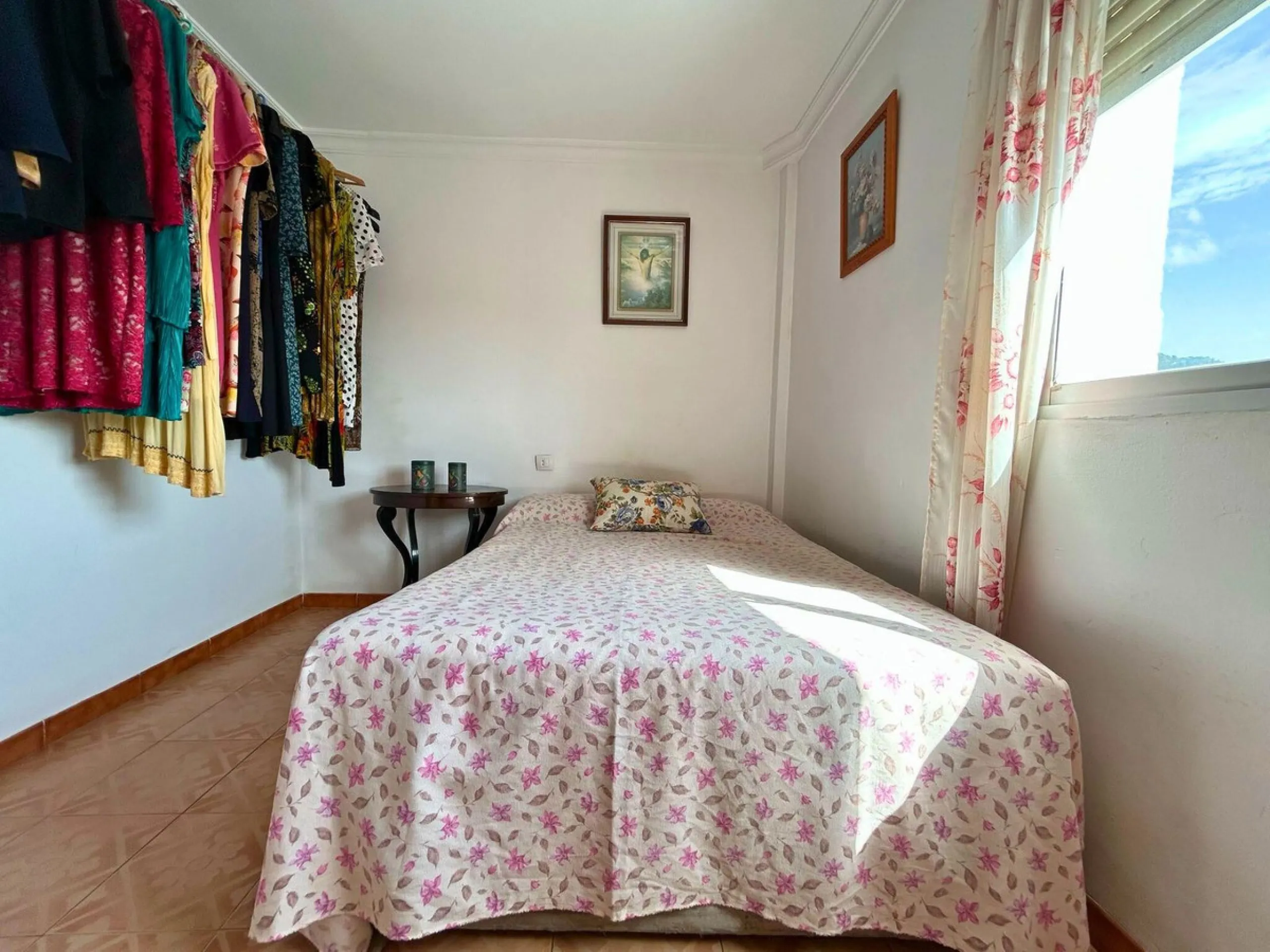 A wonderful 86 m² apartment is for sale in the El Mirador area of Marbella, a quiet and well-connected location with easy access to the highway and surrounded by all amenities: bus stops, schools, parks, and supermarkets.​
