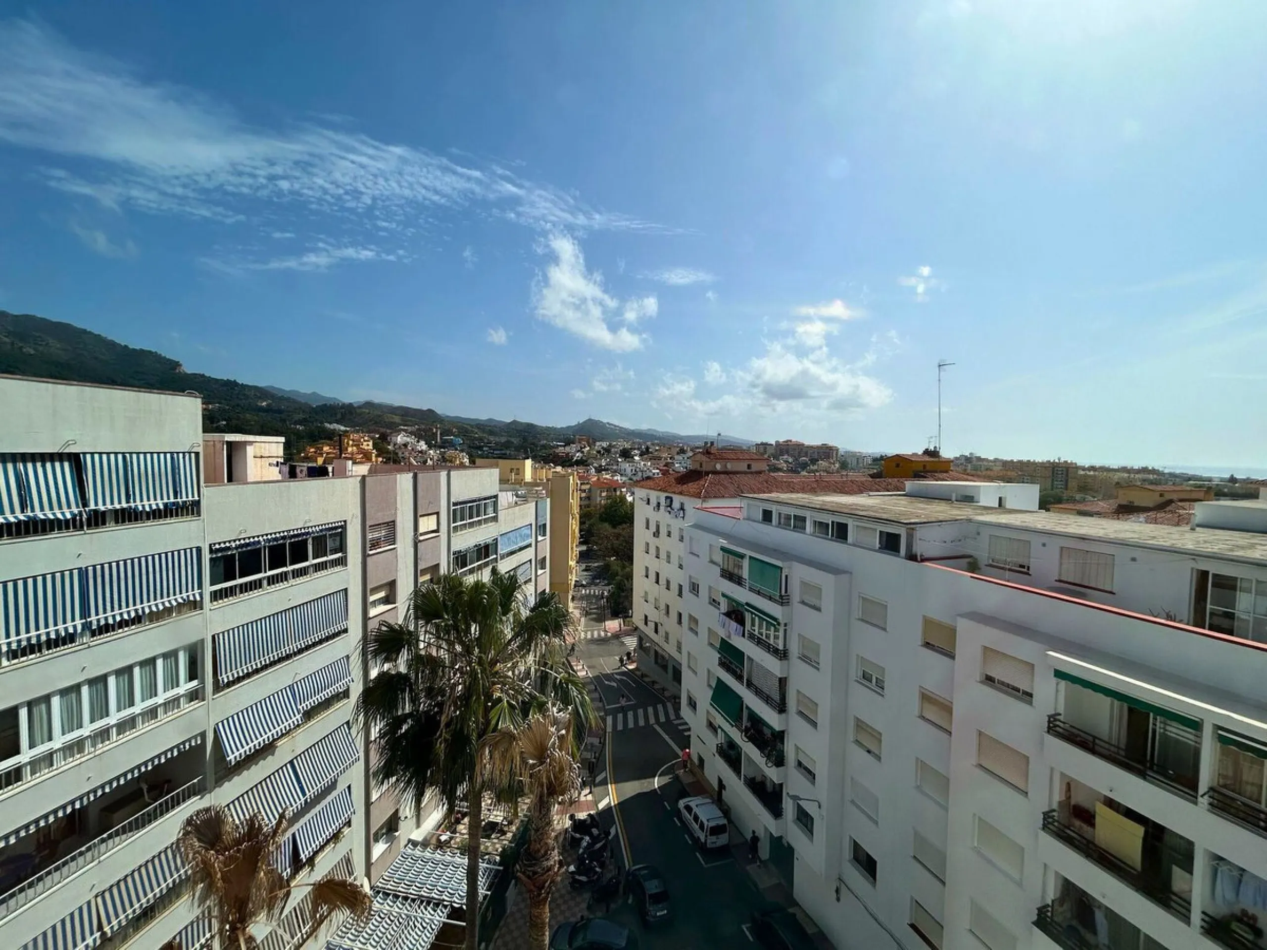 A wonderful 86 m² apartment is for sale in the El Mirador area of Marbella, a quiet and well-connected location with easy access to the highway and surrounded by all amenities: bus stops, schools, parks, and supermarkets.​