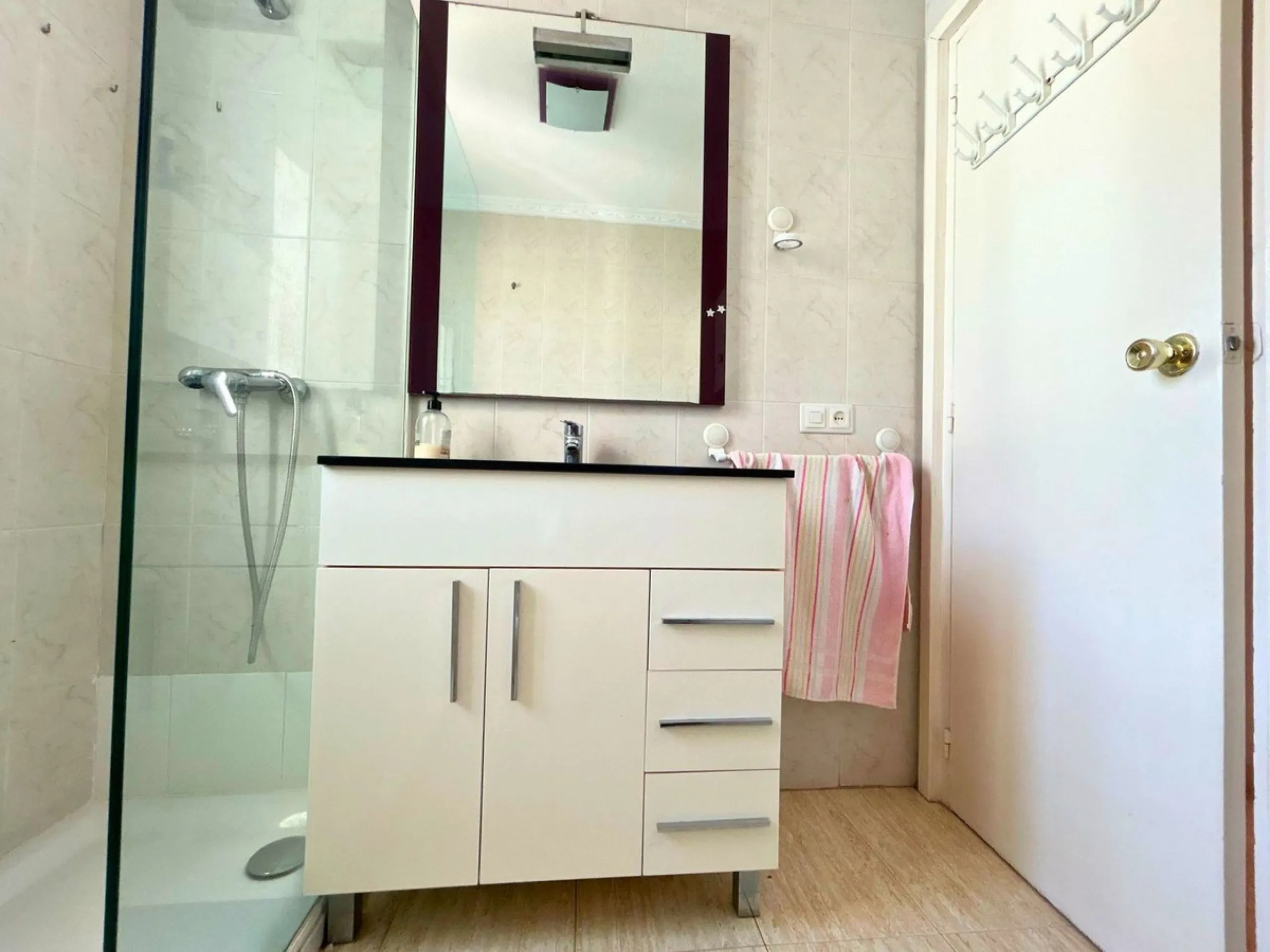 A wonderful 86 m² apartment is for sale in the El Mirador area of Marbella, a quiet and well-connected location with easy access to the highway and surrounded by all amenities: bus stops, schools, parks, and supermarkets.​