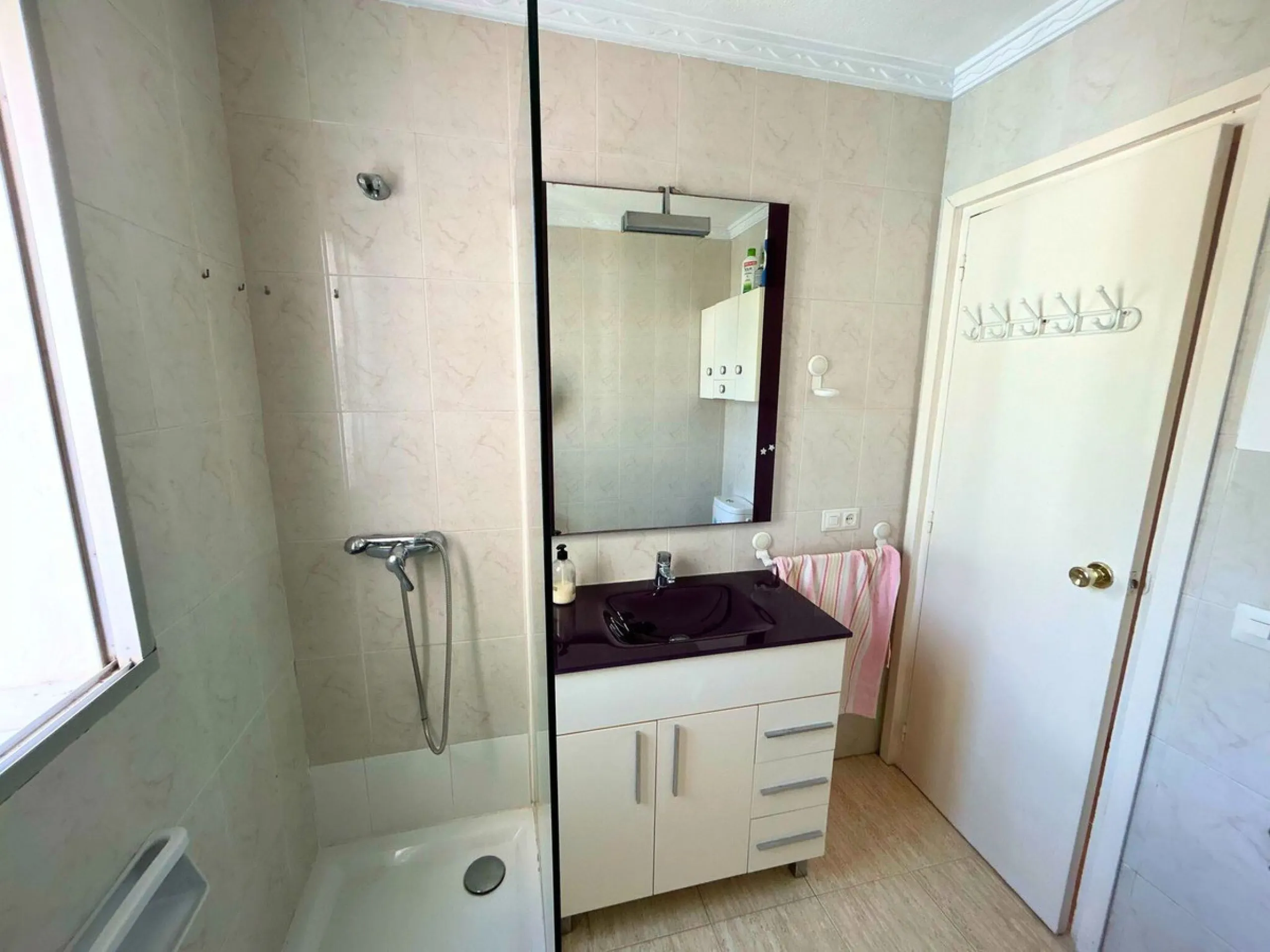 A wonderful 86 m² apartment is for sale in the El Mirador area of Marbella, a quiet and well-connected location with easy access to the highway and surrounded by all amenities: bus stops, schools, parks, and supermarkets.​