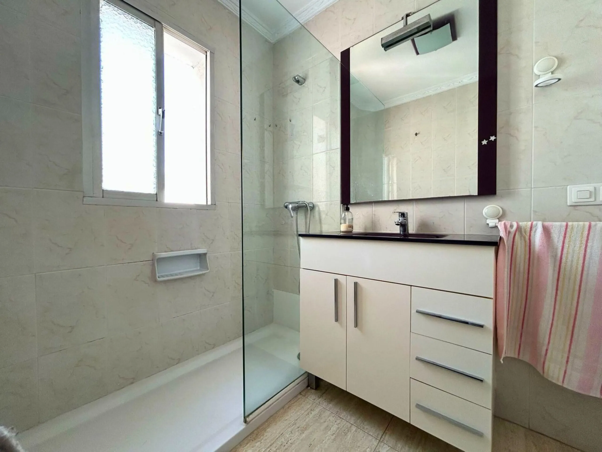 A wonderful 86 m² apartment is for sale in the El Mirador area of Marbella, a quiet and well-connected location with easy access to the highway and surrounded by all amenities: bus stops, schools, parks, and supermarkets.​