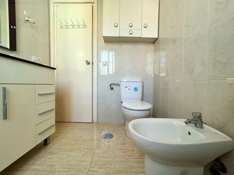A wonderful 86 m² apartment is for sale in the El Mirador area of Marbella, a quiet and well-connected location with easy access to the highway and surrounded by all amenities: bus stops, schools, parks, and supermarkets.​