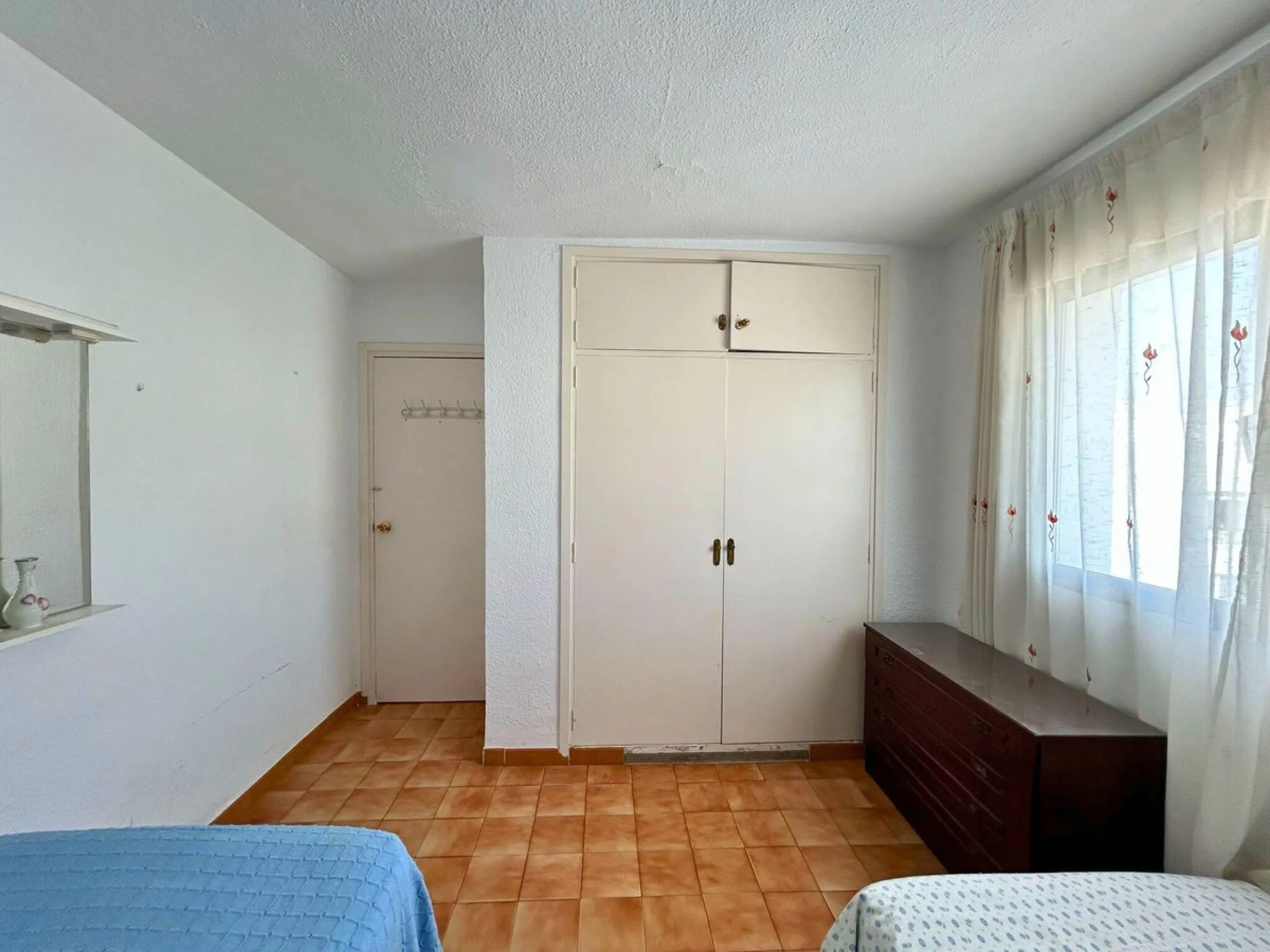 A wonderful 86 m² apartment is for sale in the El Mirador area of Marbella, a quiet and well-connected location with easy access to the highway and surrounded by all amenities: bus stops, schools, parks, and supermarkets.​