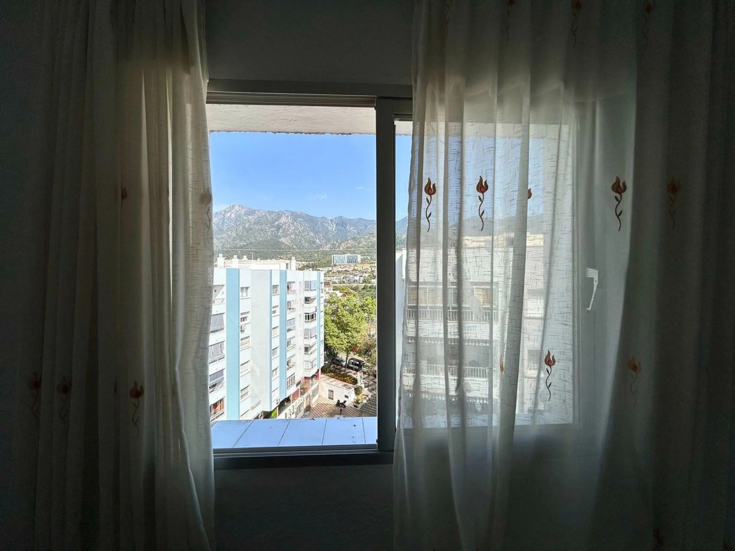 A wonderful 86 m² apartment is for sale in the El Mirador area of Marbella, a quiet and well-connected location with easy access to the highway and surrounded by all amenities: bus stops, schools, parks, and supermarkets.​