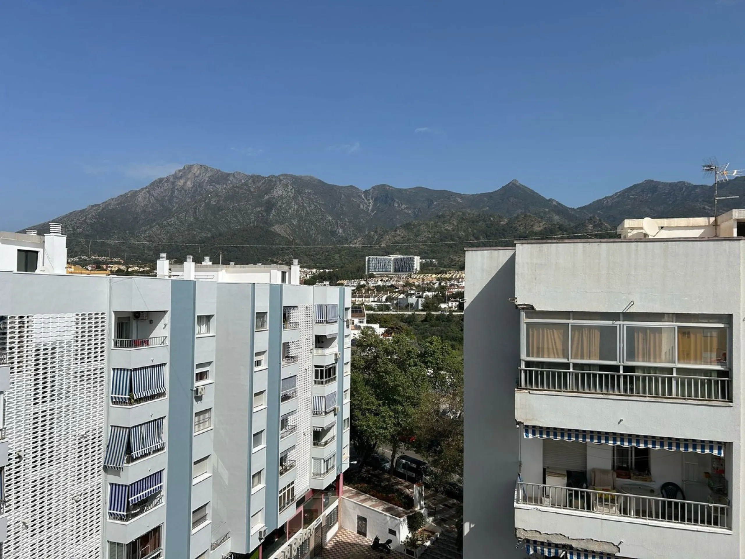A wonderful 86 m² apartment is for sale in the El Mirador area of Marbella, a quiet and well-connected location with easy access to the highway and surrounded by all amenities: bus stops, schools, parks, and supermarkets.​