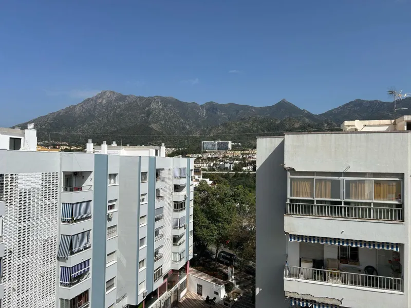 A wonderful 86 m² apartment is for sale in the El Mirador area of Marbella, a quiet and well-connected location with easy access to the highway and surrounded by all amenities: bus stops, schools, parks, and supermarkets.​