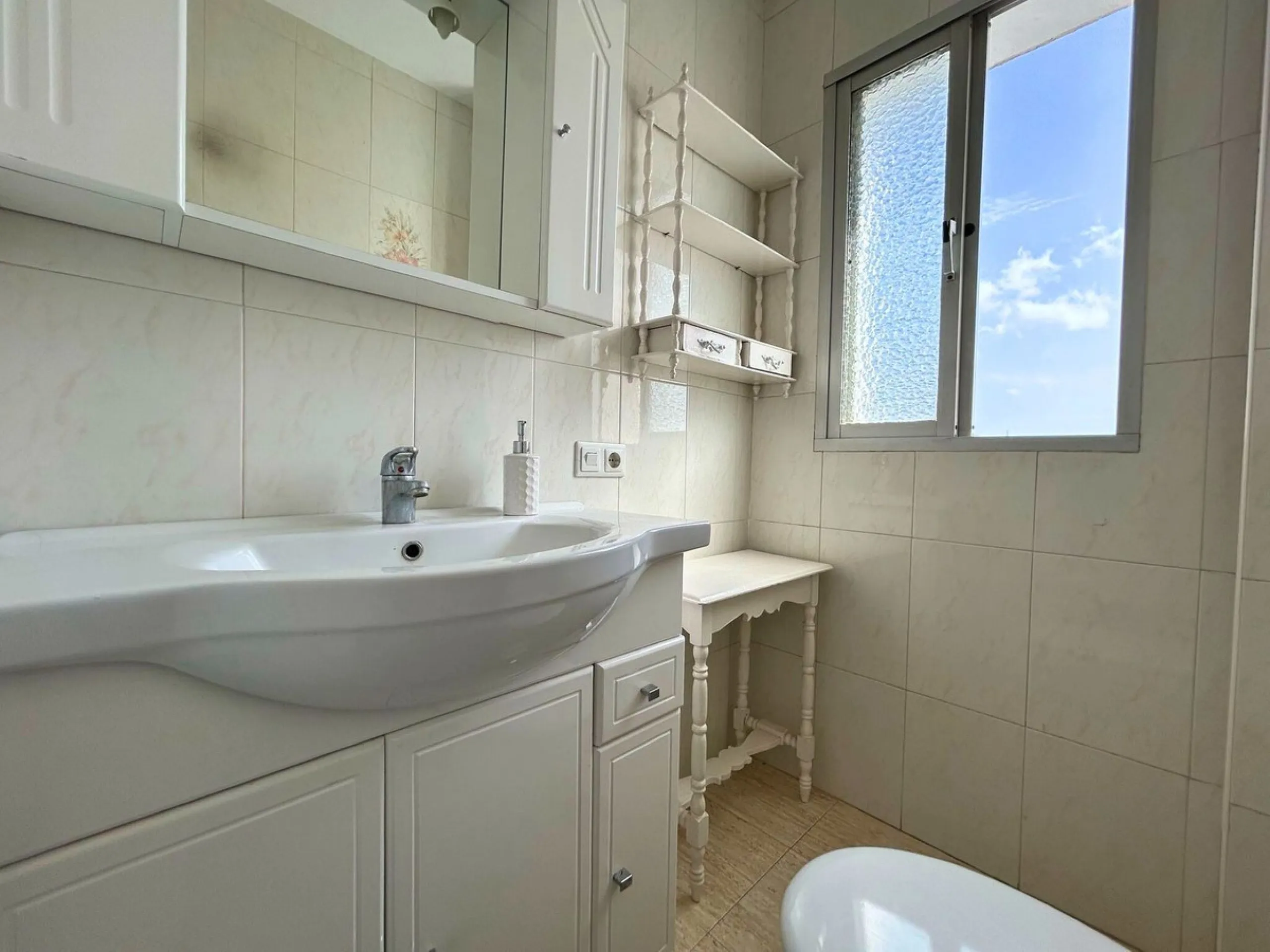 A wonderful 86 m² apartment is for sale in the El Mirador area of Marbella, a quiet and well-connected location with easy access to the highway and surrounded by all amenities: bus stops, schools, parks, and supermarkets.​