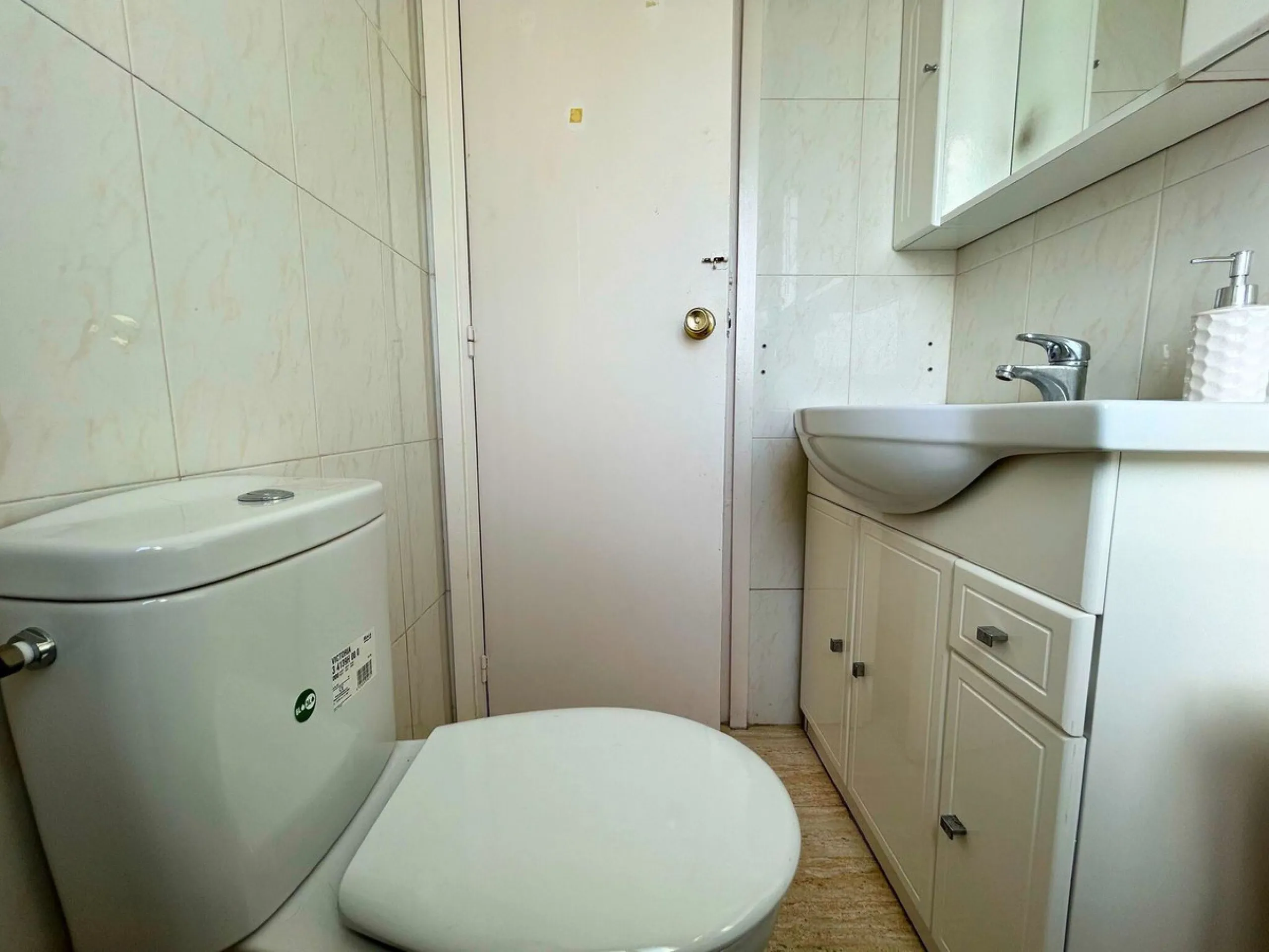 A wonderful 86 m² apartment is for sale in the El Mirador area of Marbella, a quiet and well-connected location with easy access to the highway and surrounded by all amenities: bus stops, schools, parks, and supermarkets.​