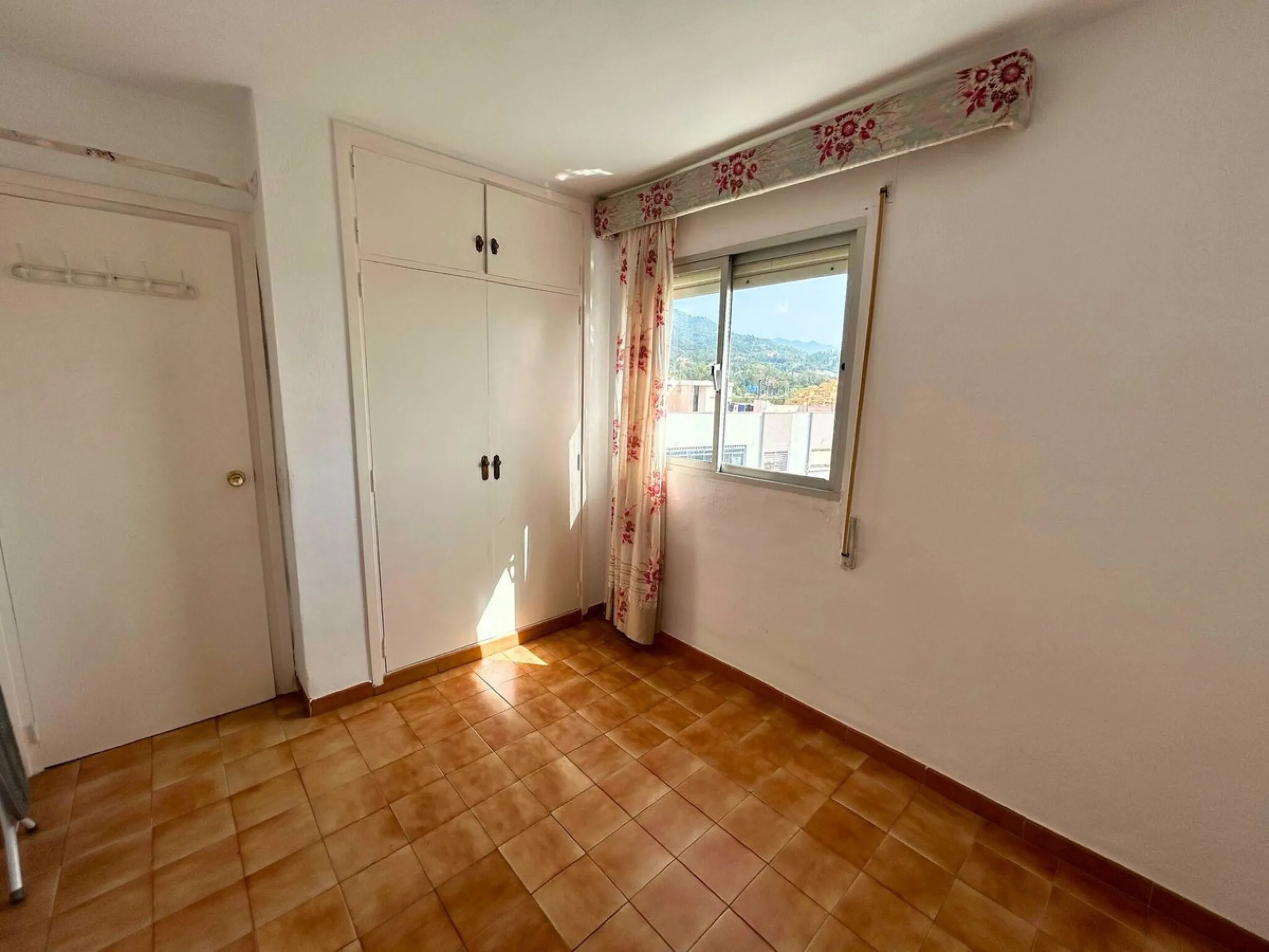 A wonderful 86 m² apartment is for sale in the El Mirador area of Marbella, a quiet and well-connected location with easy access to the highway and surrounded by all amenities: bus stops, schools, parks, and supermarkets.​