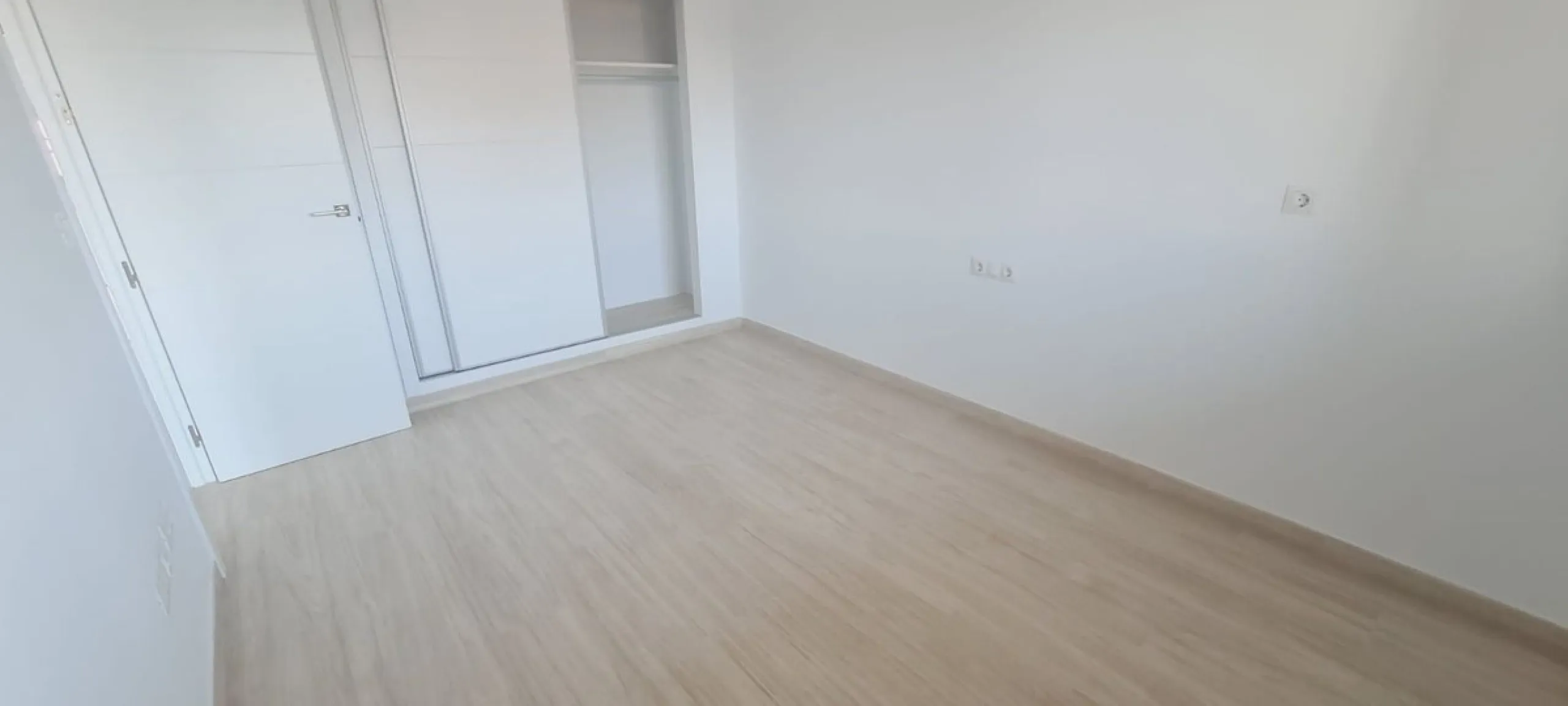 Apartment - Top Floor Apartment в продаже в Fuengirola, Málaga. В доме 1 спален и 1 ванных комнат. Площадь дома 57 м²