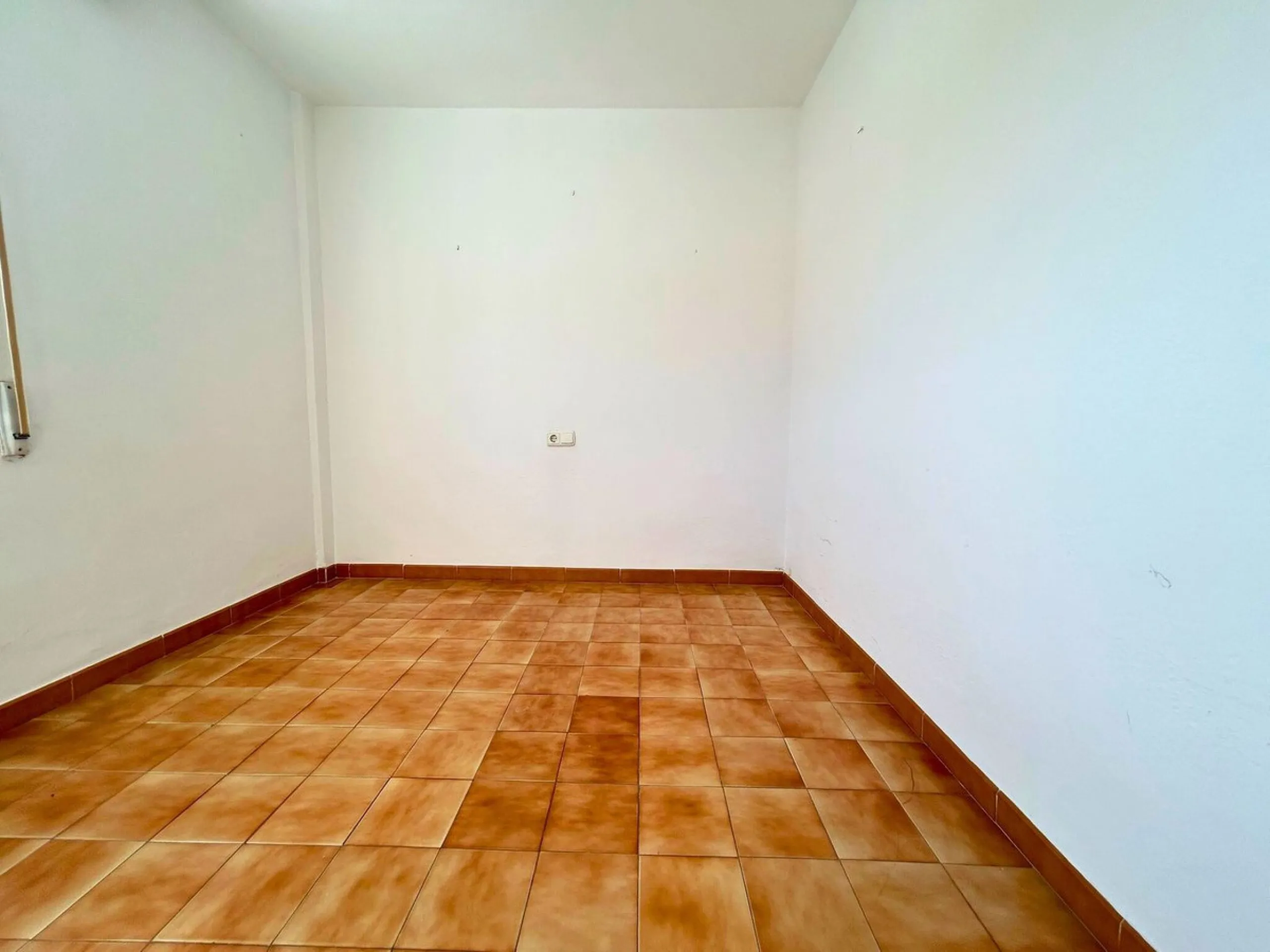 A wonderful 86 m² apartment is for sale in the El Mirador area of Marbella, a quiet and well-connected location with easy access to the highway and surrounded by all amenities: bus stops, schools, parks, and supermarkets.​