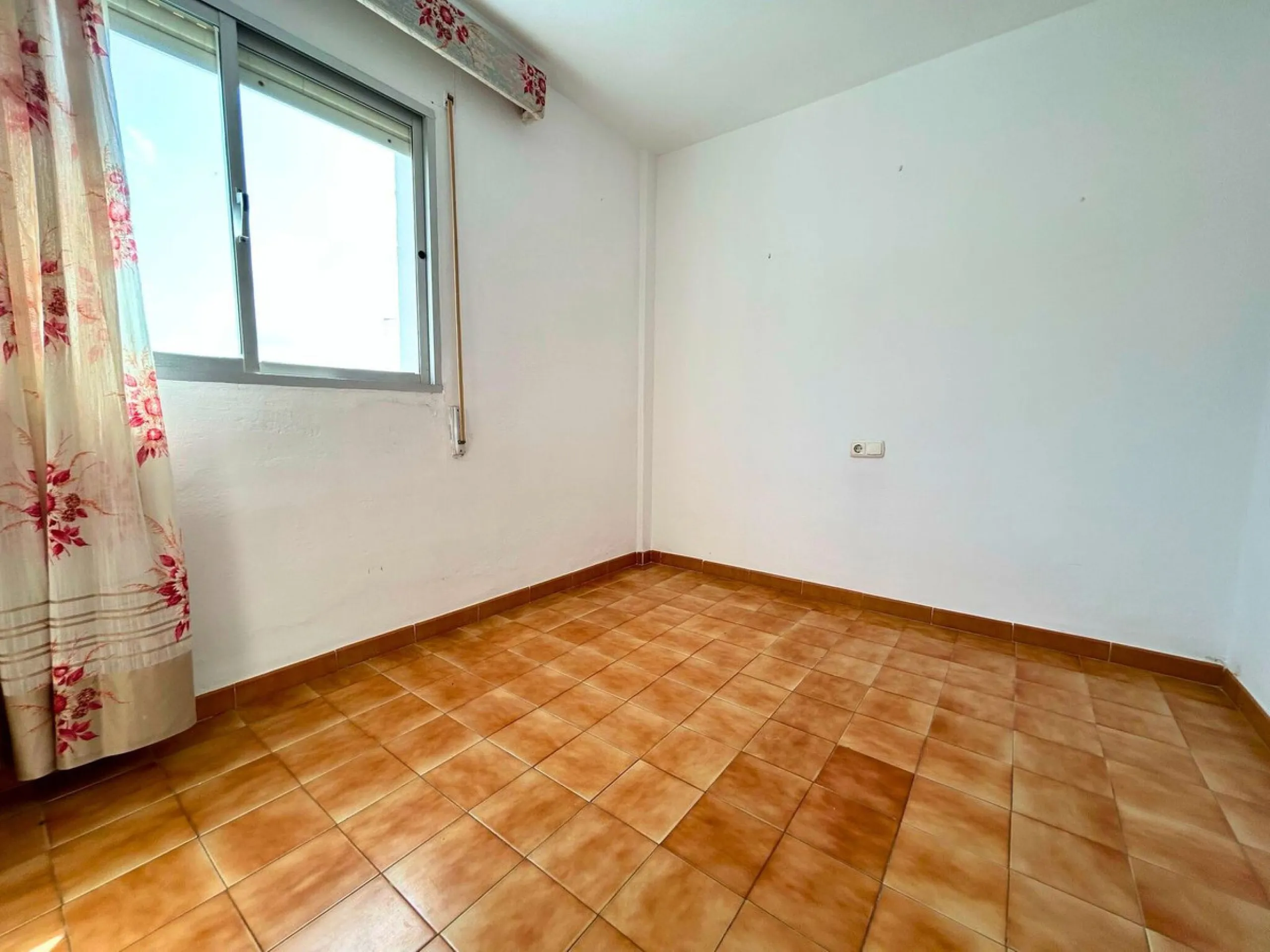 A wonderful 86 m² apartment is for sale in the El Mirador area of Marbella, a quiet and well-connected location with easy access to the highway and surrounded by all amenities: bus stops, schools, parks, and supermarkets.​