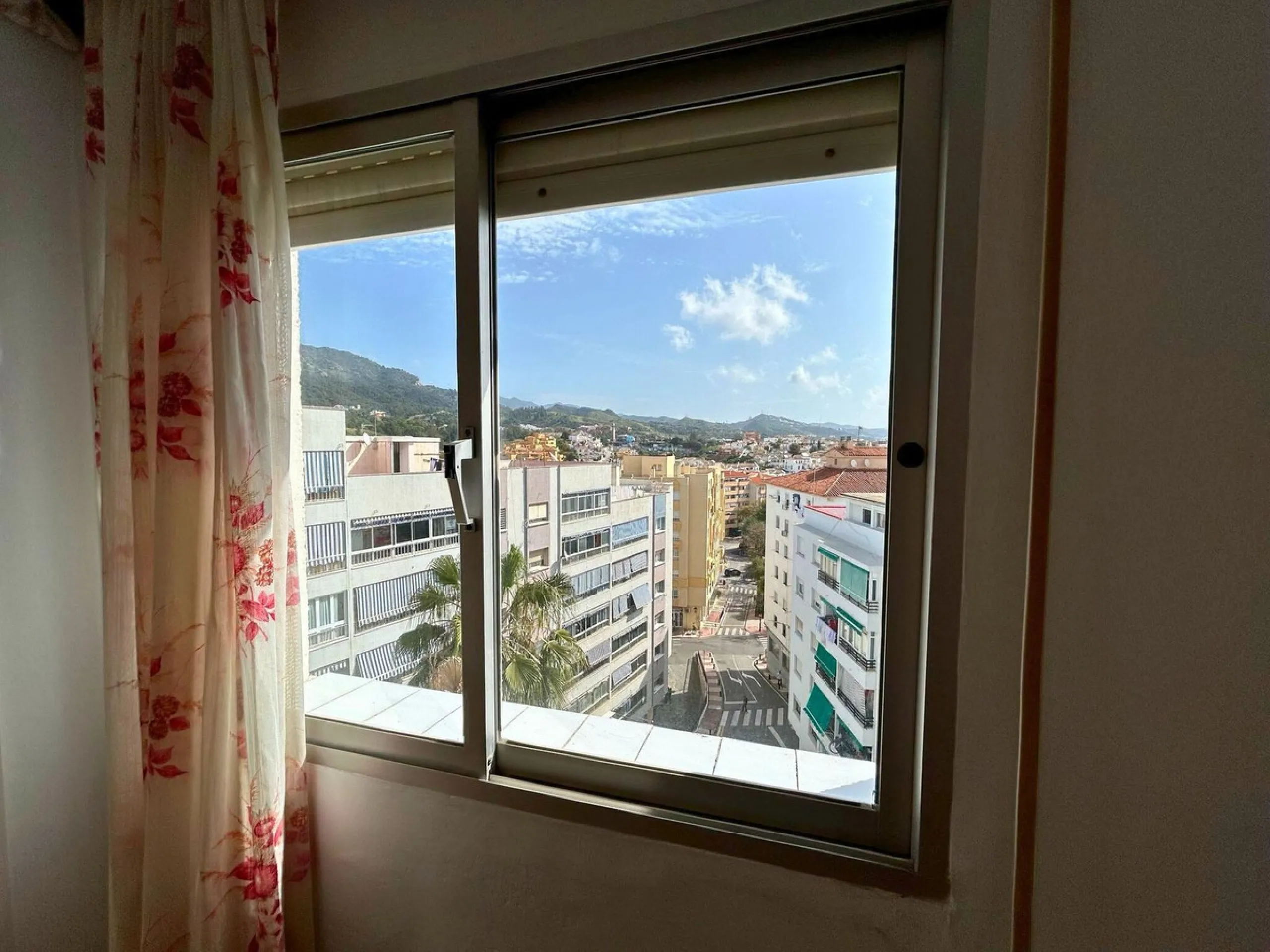 A wonderful 86 m² apartment is for sale in the El Mirador area of Marbella, a quiet and well-connected location with easy access to the highway and surrounded by all amenities: bus stops, schools, parks, and supermarkets.​