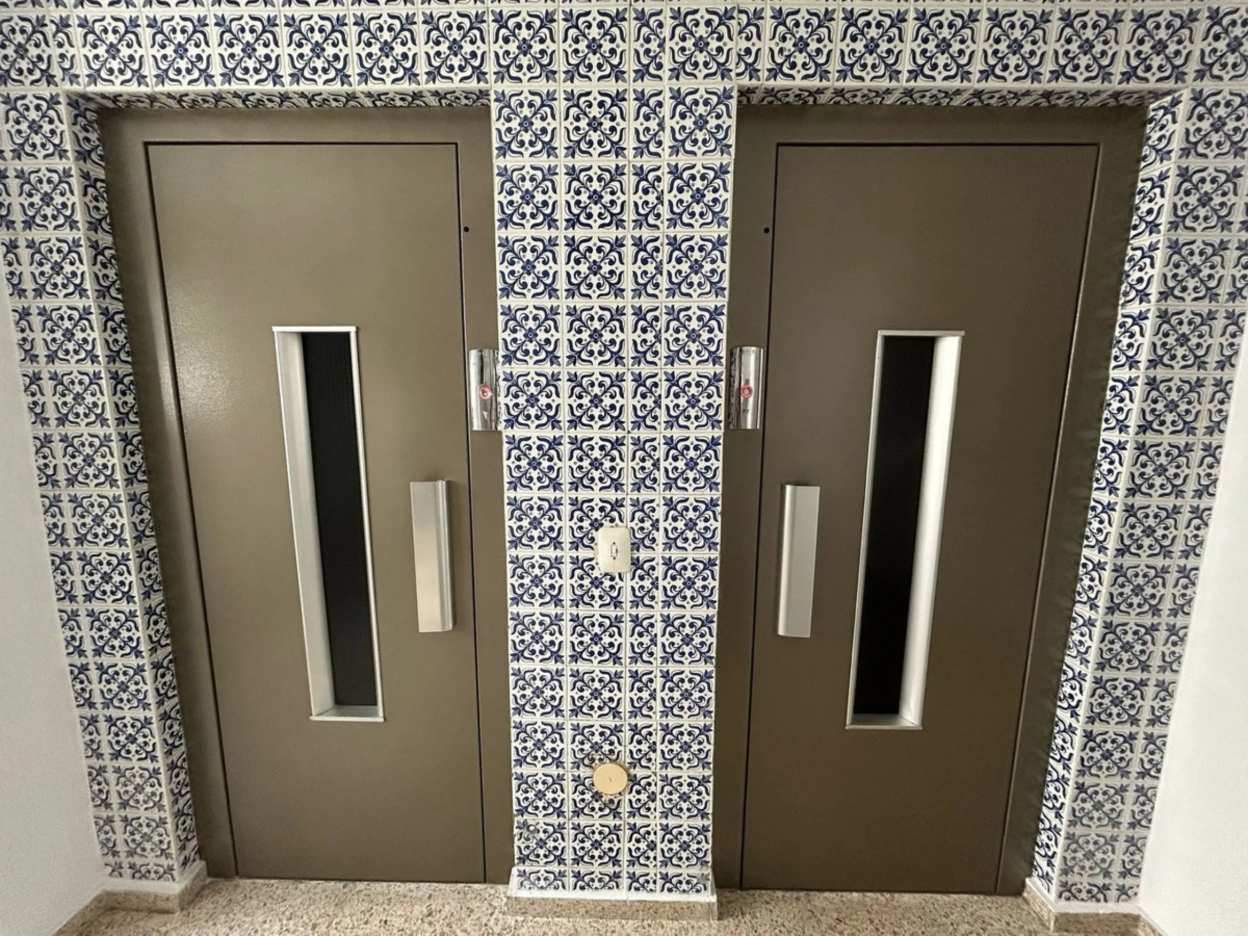 A wonderful 86 m² apartment is for sale in the El Mirador area of Marbella, a quiet and well-connected location with easy access to the highway and surrounded by all amenities: bus stops, schools, parks, and supermarkets.​