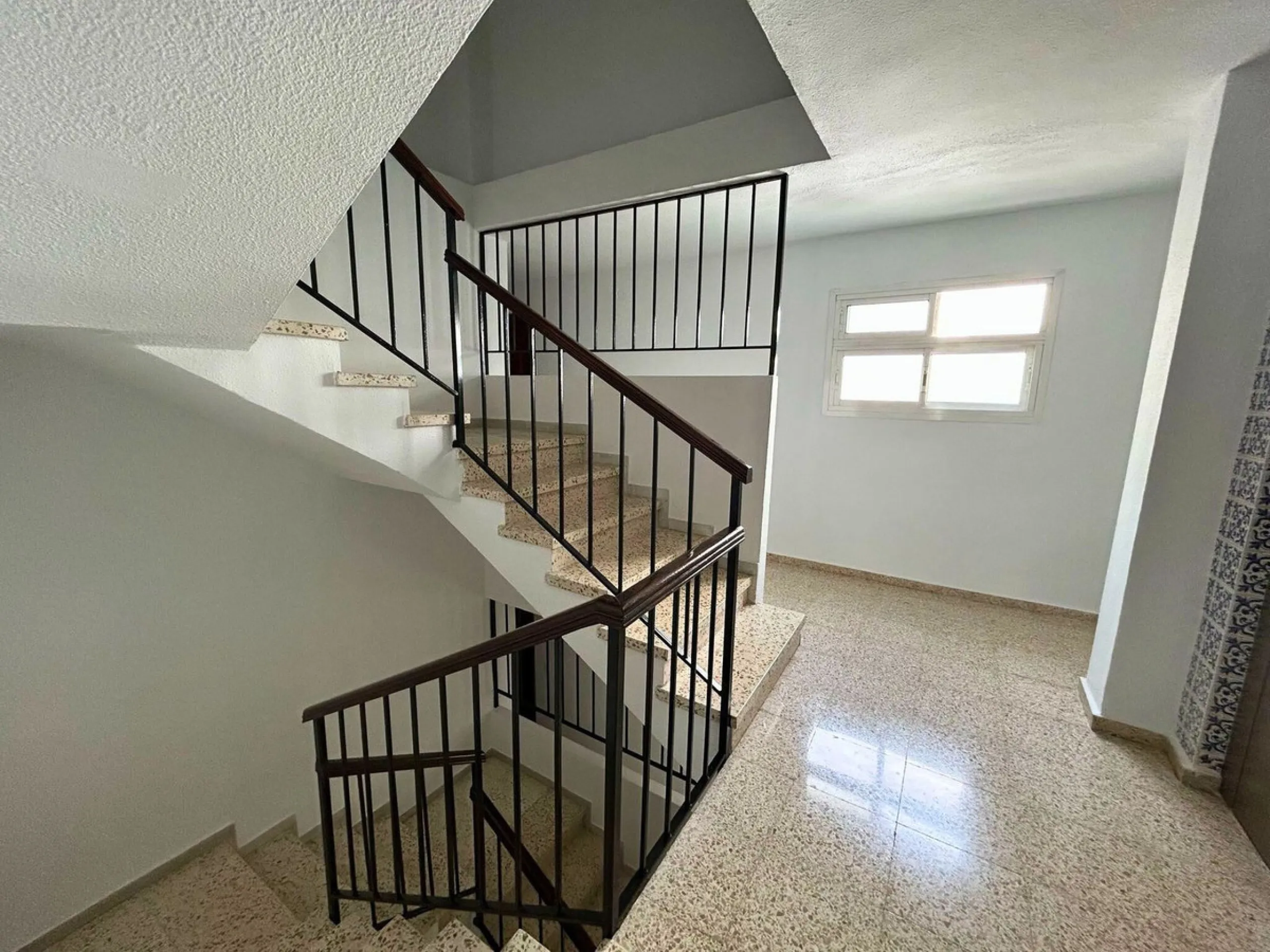 A wonderful 86 m² apartment is for sale in the El Mirador area of Marbella, a quiet and well-connected location with easy access to the highway and surrounded by all amenities: bus stops, schools, parks, and supermarkets.​