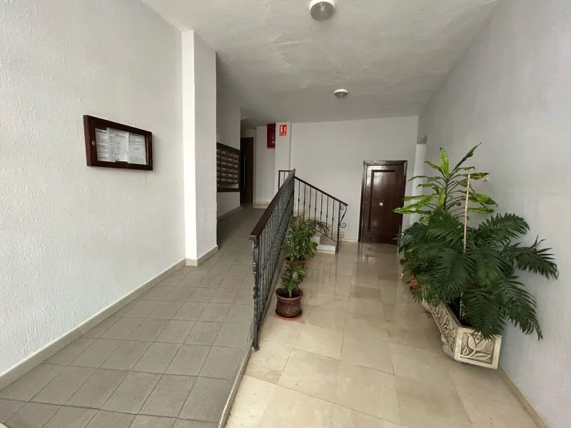 A wonderful 86 m² apartment is for sale in the El Mirador area of Marbella, a quiet and well-connected location with easy access to the highway and surrounded by all amenities: bus stops, schools, parks, and supermarkets.​