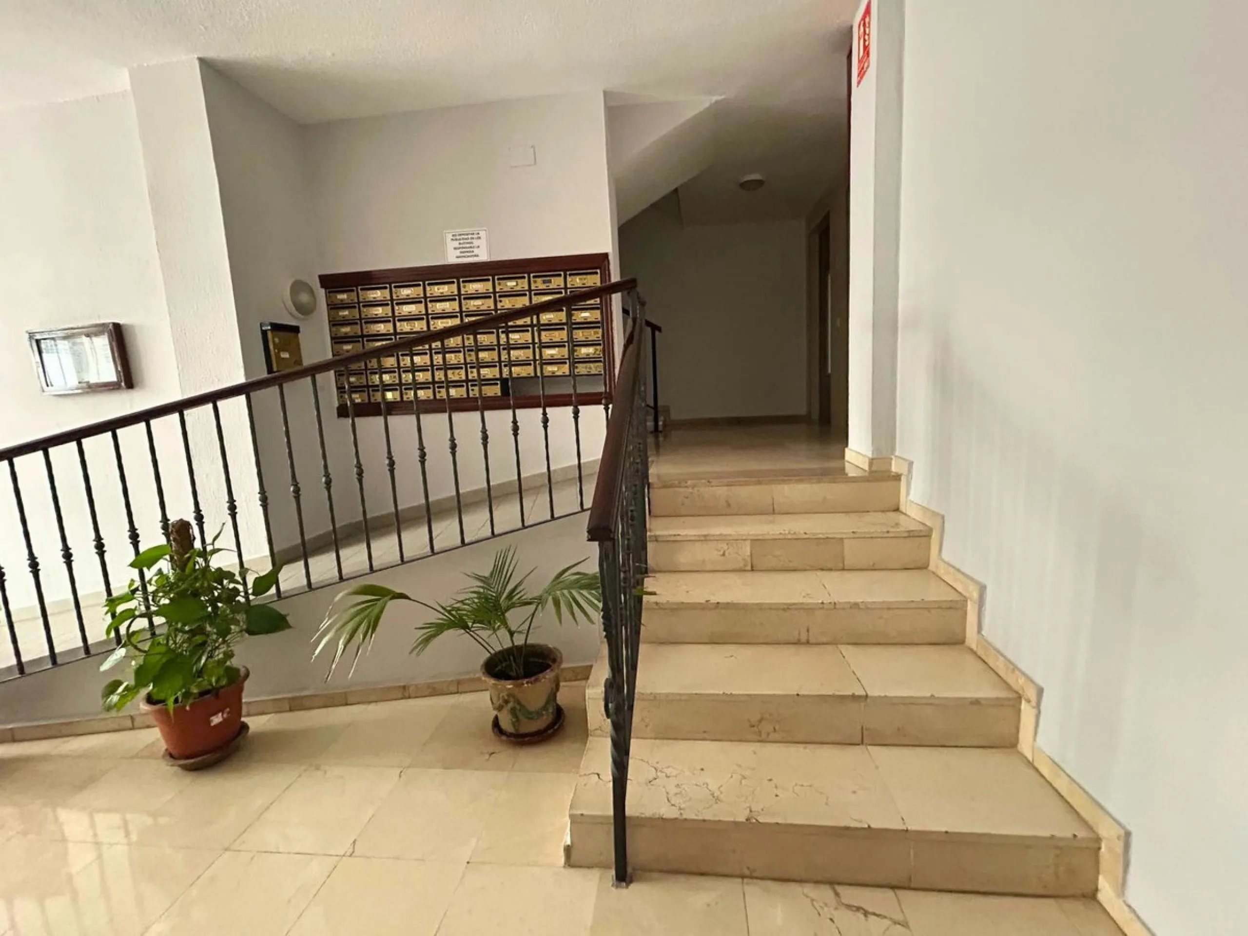 A wonderful 86 m² apartment is for sale in the El Mirador area of Marbella, a quiet and well-connected location with easy access to the highway and surrounded by all amenities: bus stops, schools, parks, and supermarkets.​