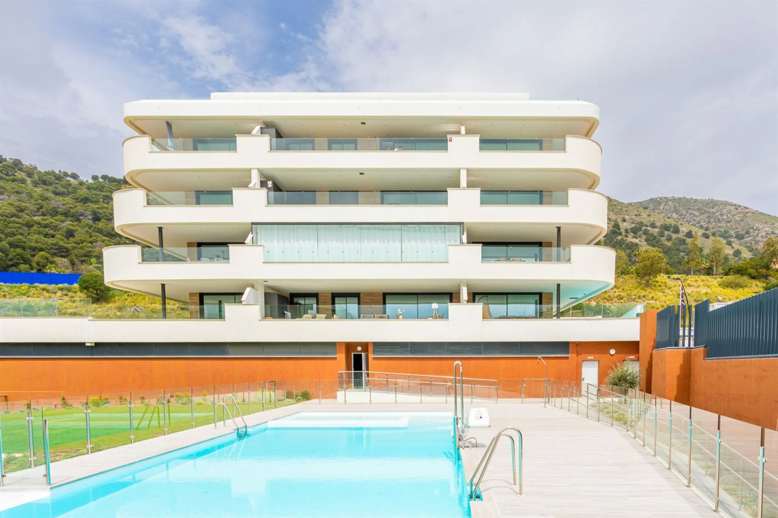 Apartment - Middle Floor Apartment в продаже в Fuengirola, Málaga. В доме 3 спален и 2 ванных комнат. Площадь дома 150 м²