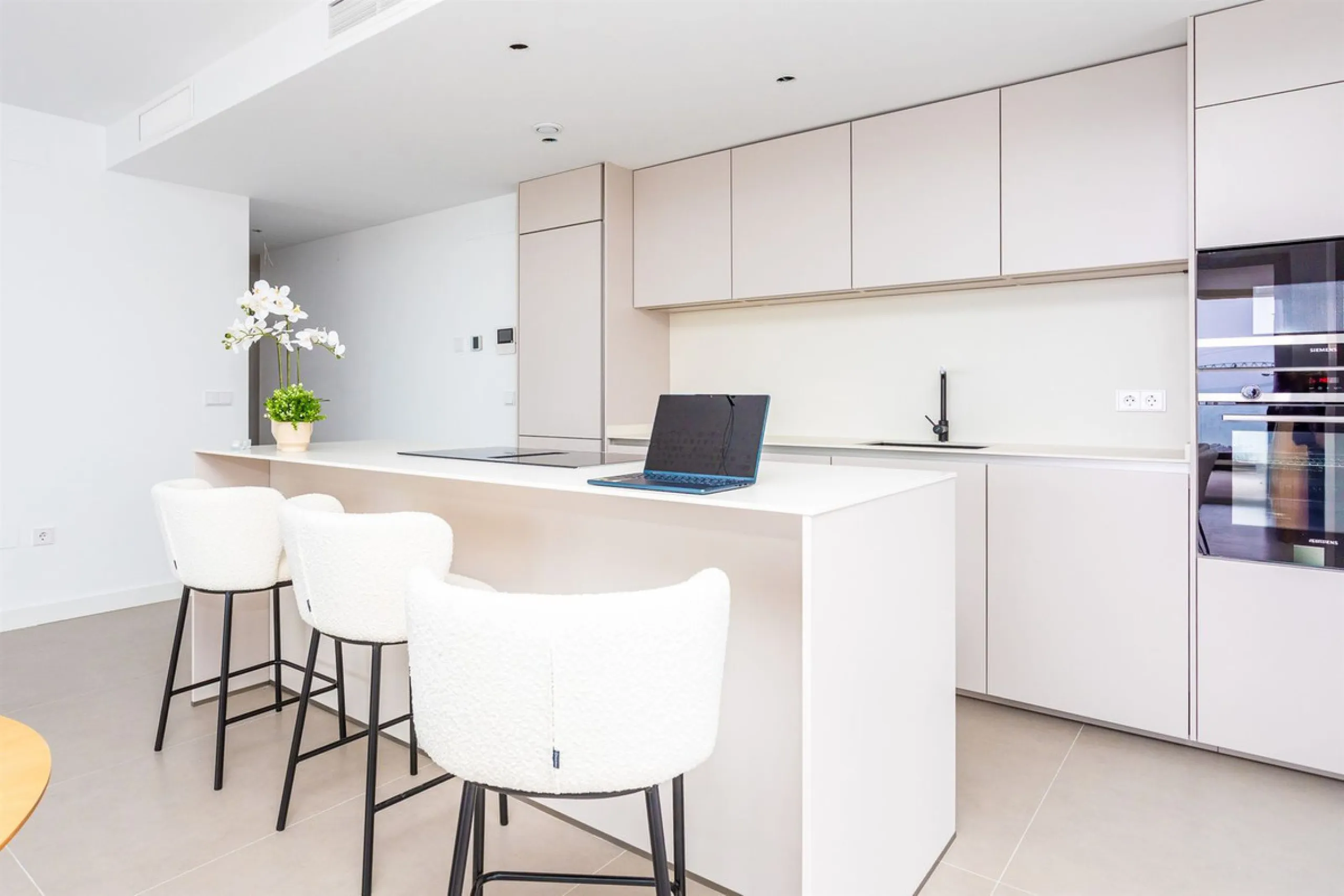 Apartment - Middle Floor Apartment в продаже в Fuengirola, Málaga. В доме 3 спален и 2 ванных комнат. Площадь дома 150 м²