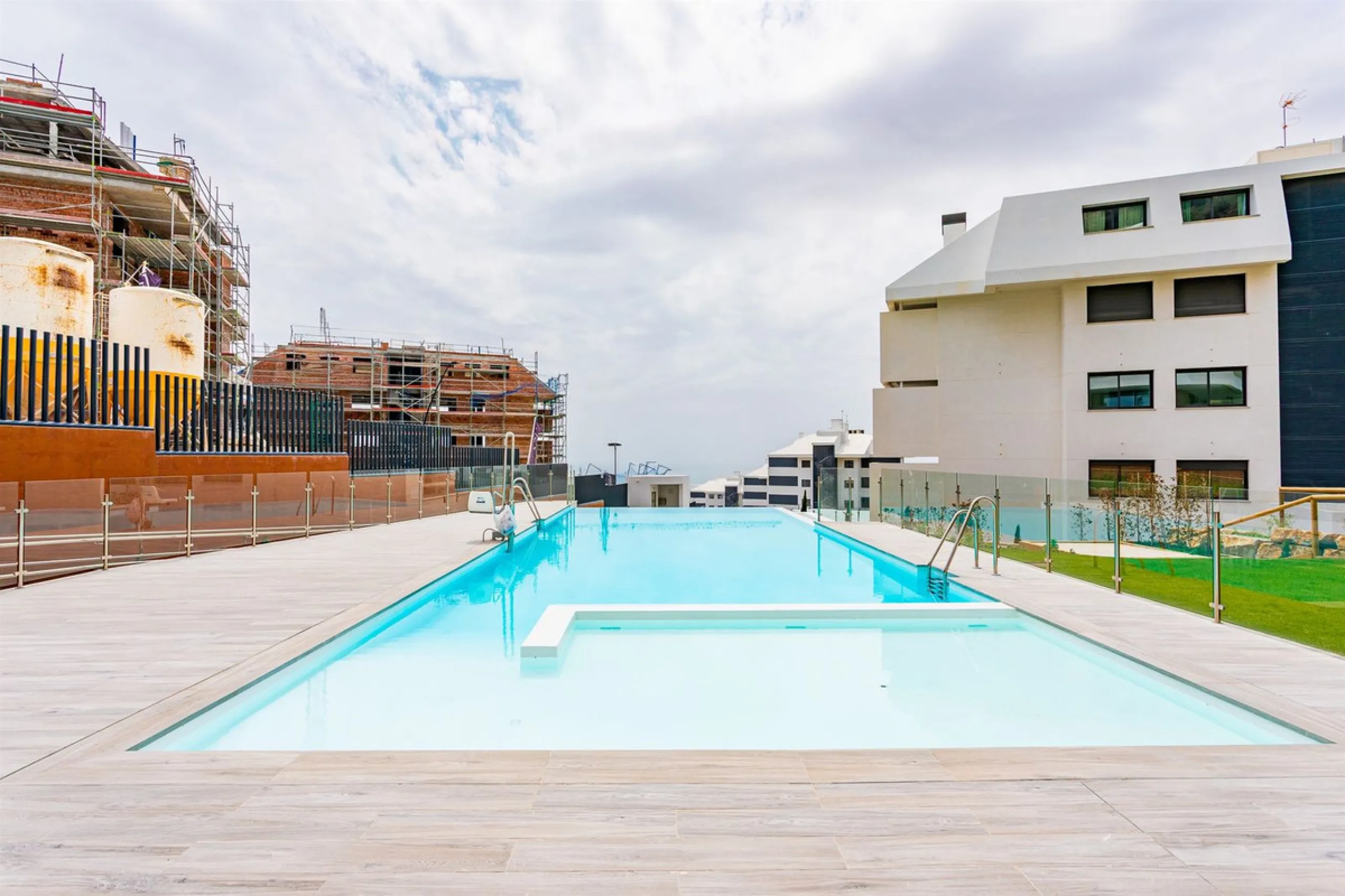 Apartment - Middle Floor Apartment в продаже в Fuengirola, Málaga. В доме 3 спален и 2 ванных комнат. Площадь дома 150 м²