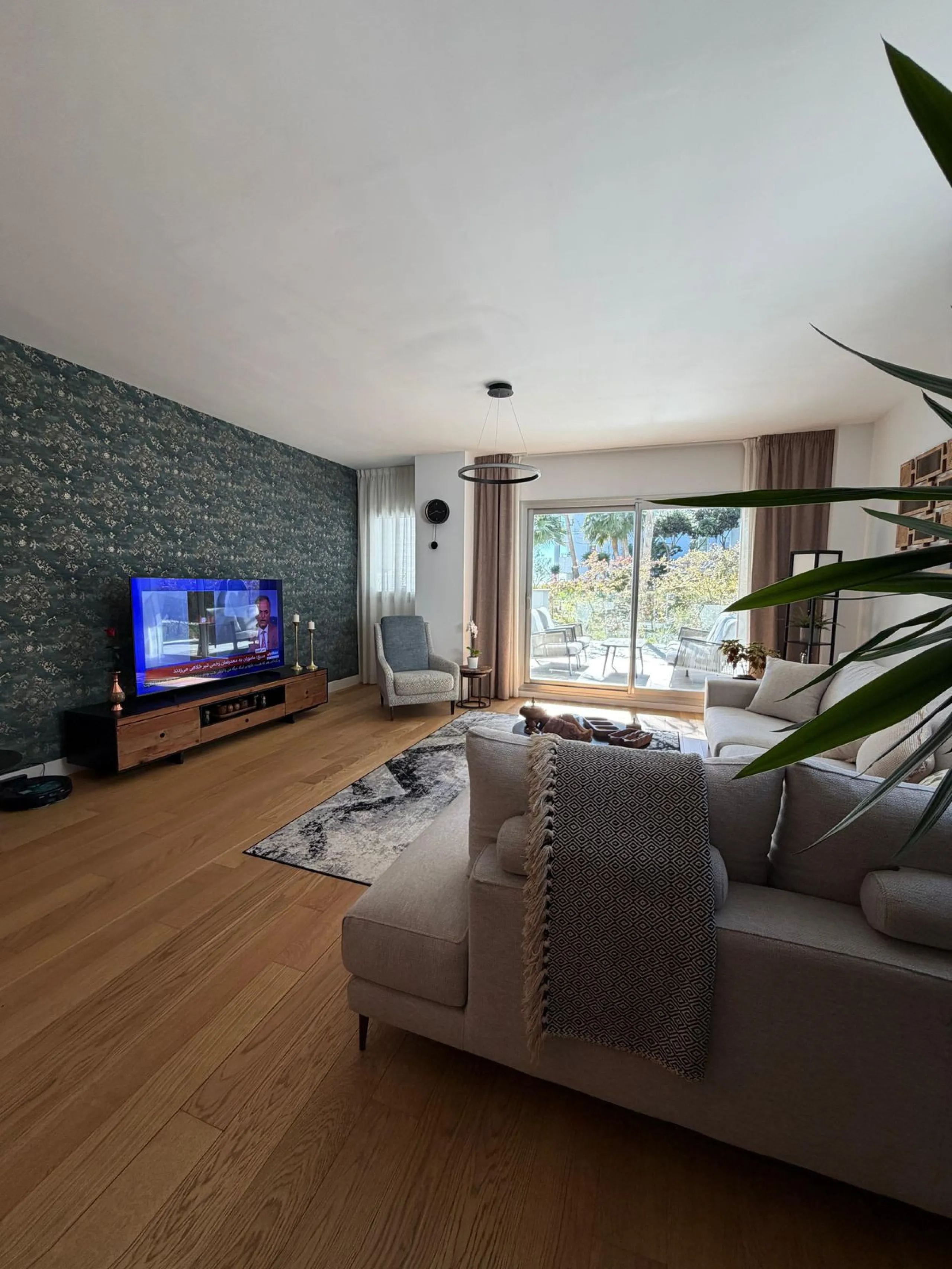 Modern ground floor apartment with sea views located in the sought-after Residencial Mediterráneo in Mijas Costa.