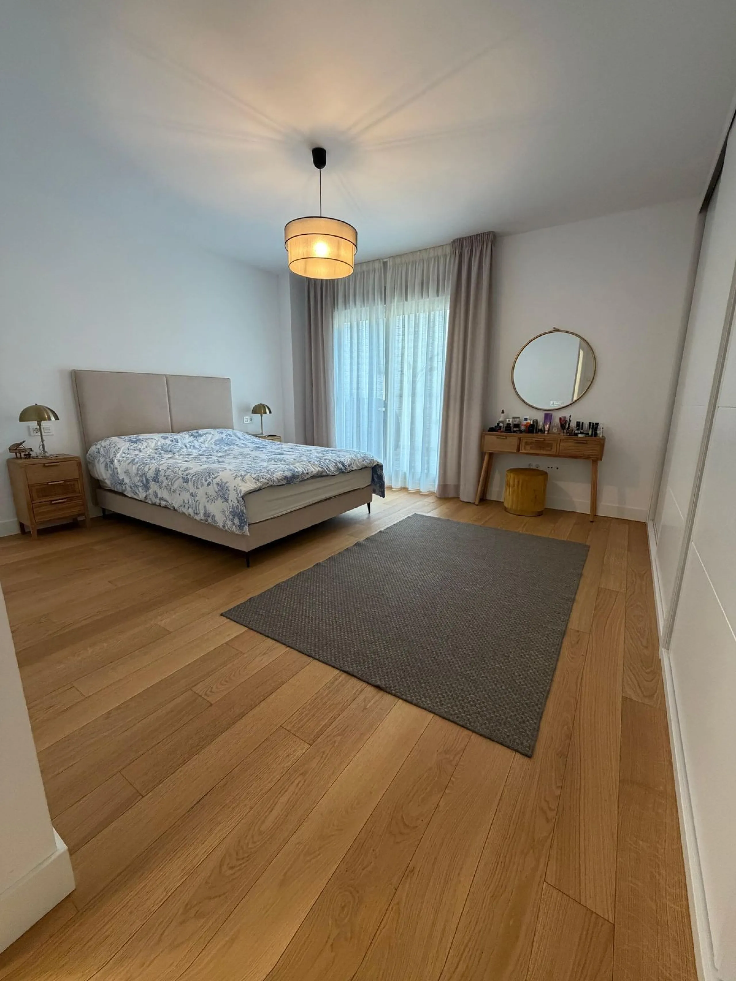 Modern ground floor apartment with sea views located in the sought-after Residencial Mediterráneo in Mijas Costa.