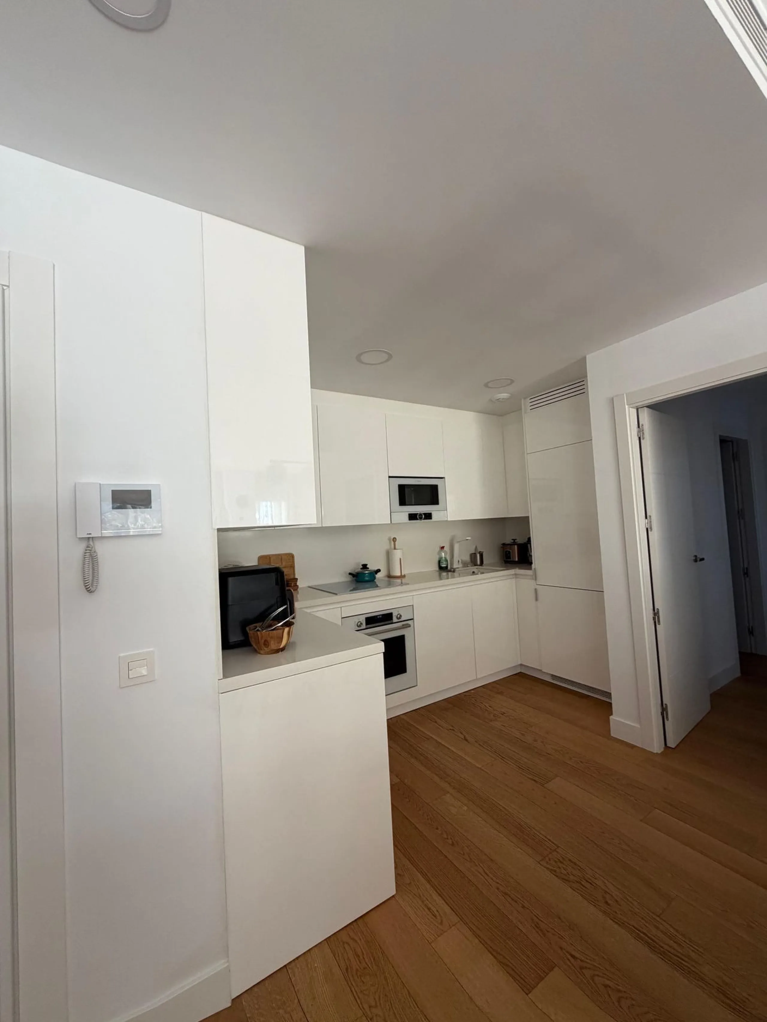 Modern ground floor apartment with sea views located in the sought-after Residencial Mediterráneo in Mijas Costa.