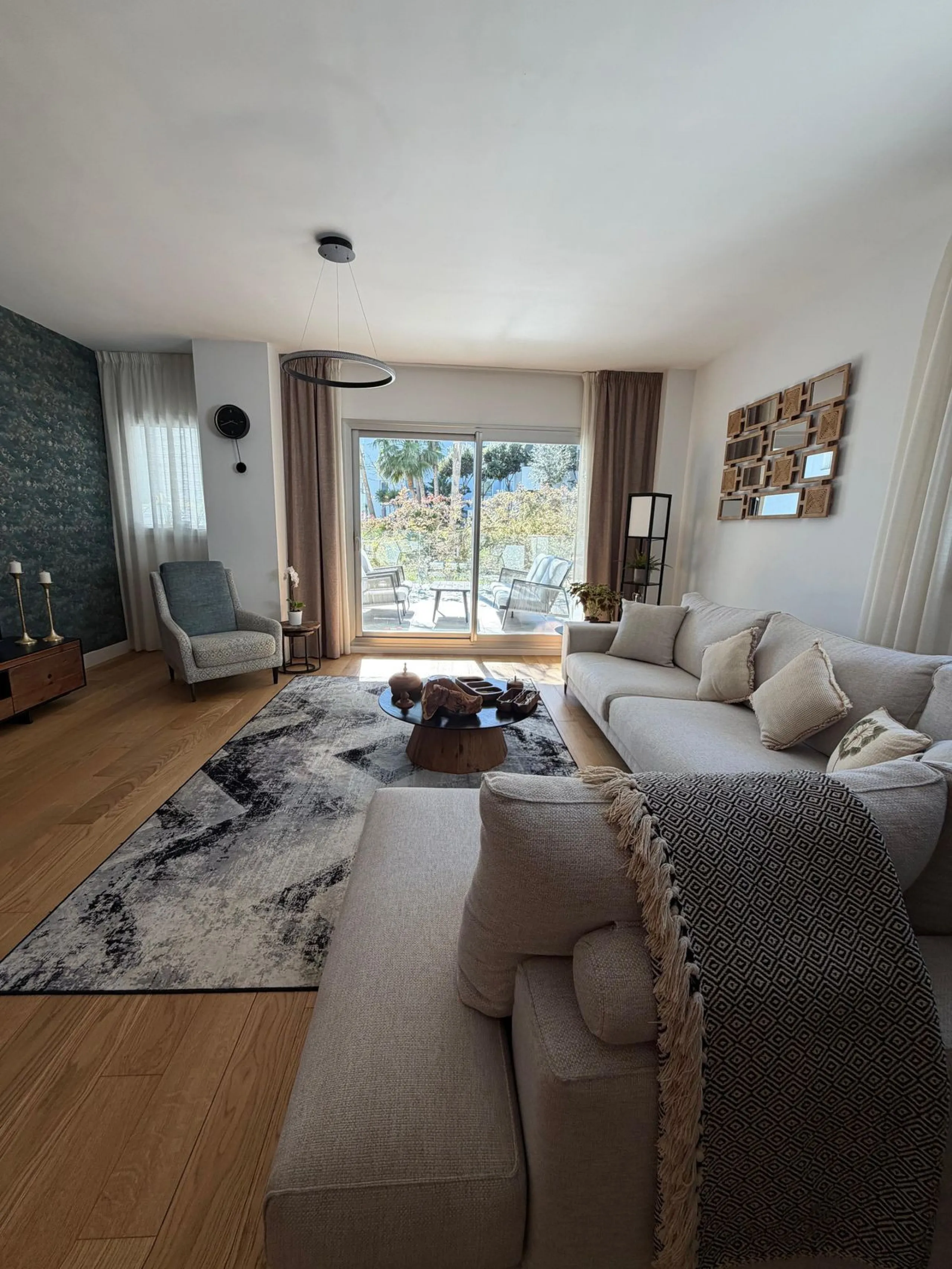Modern ground floor apartment with sea views located in the sought-after Residencial Mediterráneo in Mijas Costa.