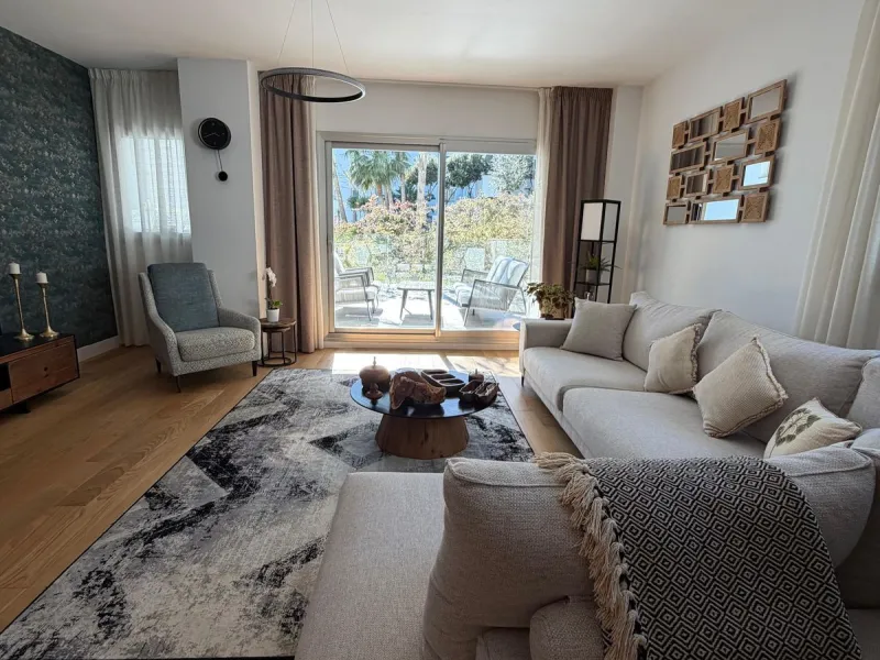 Modern ground floor apartment with sea views located in the sought-after Residencial Mediterráneo in Mijas Costa.