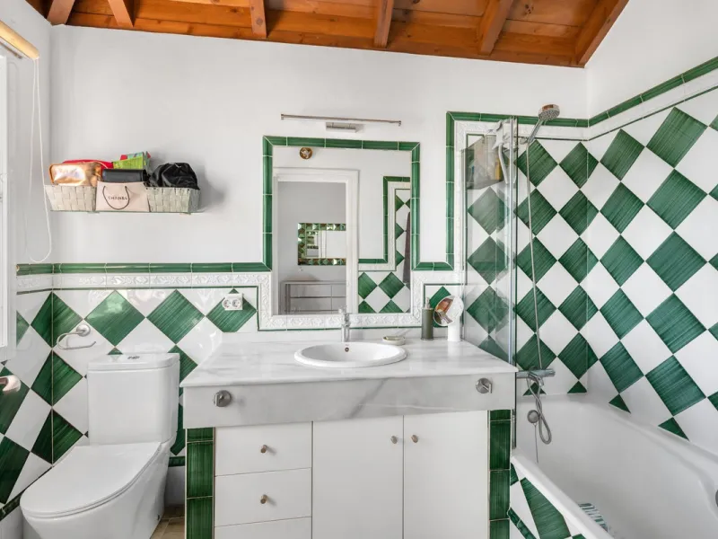 Nestled on the prestigious Golden Mile, this Townhouse is a true gem with stunning panoramic sea and mountain views.