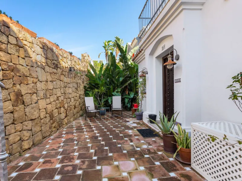 Nestled on the prestigious Golden Mile, this Townhouse is a true gem with stunning panoramic sea and mountain views.