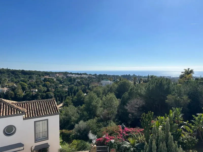 Nestled on the prestigious Golden Mile, this Townhouse is a true gem with stunning panoramic sea and mountain views.