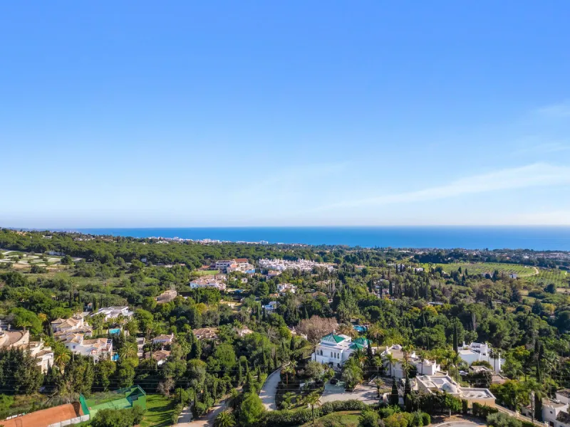 Nestled on the prestigious Golden Mile, this Townhouse is a true gem with stunning panoramic sea and mountain views.