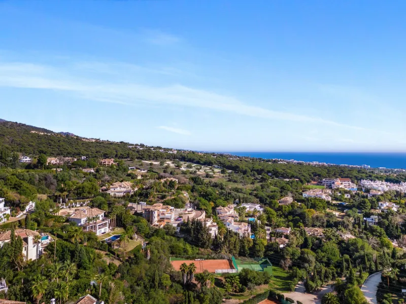 Nestled on the prestigious Golden Mile, this Townhouse is a true gem with stunning panoramic sea and mountain views.