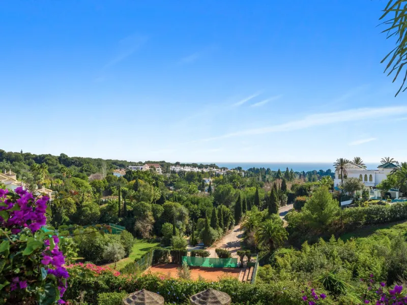 Nestled on the prestigious Golden Mile, this Townhouse is a true gem with stunning panoramic sea and mountain views.