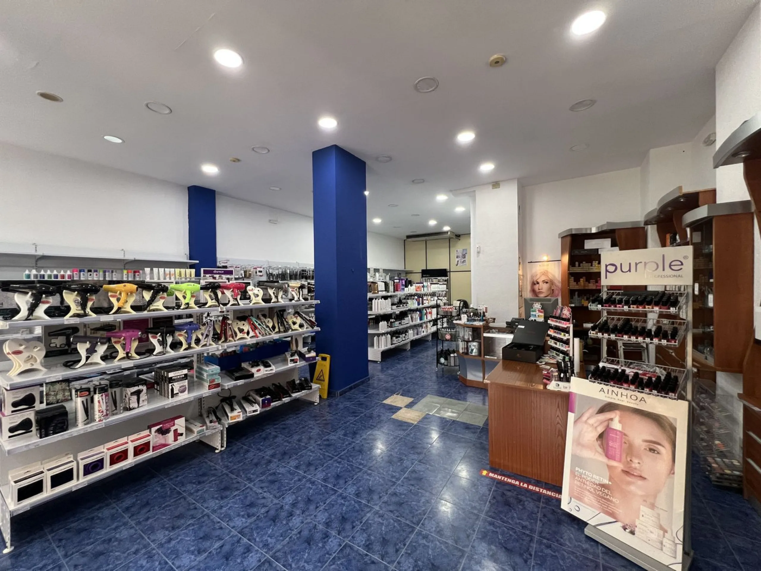 Unique opportunity in Málaga! Spectacular commercial space for sale in a prime location, bordering two streets, one of which is Héroe de Sostoa. This spacious space features a 438 m² commercial floor and a 350 m² warehouse, offering a total of 806 m² buil