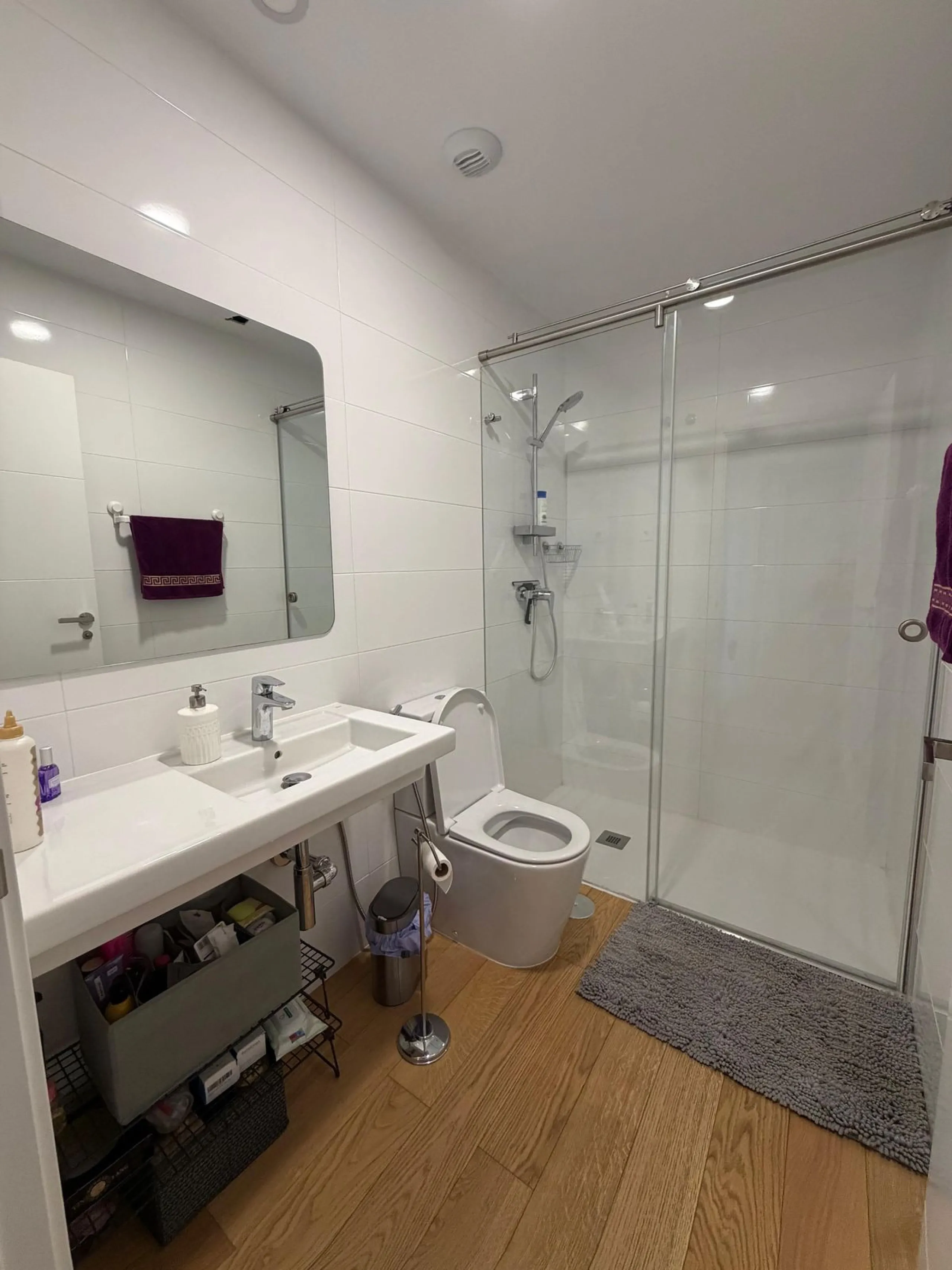 Modern ground floor apartment with sea views located in the sought-after Residencial Mediterráneo in Mijas Costa.