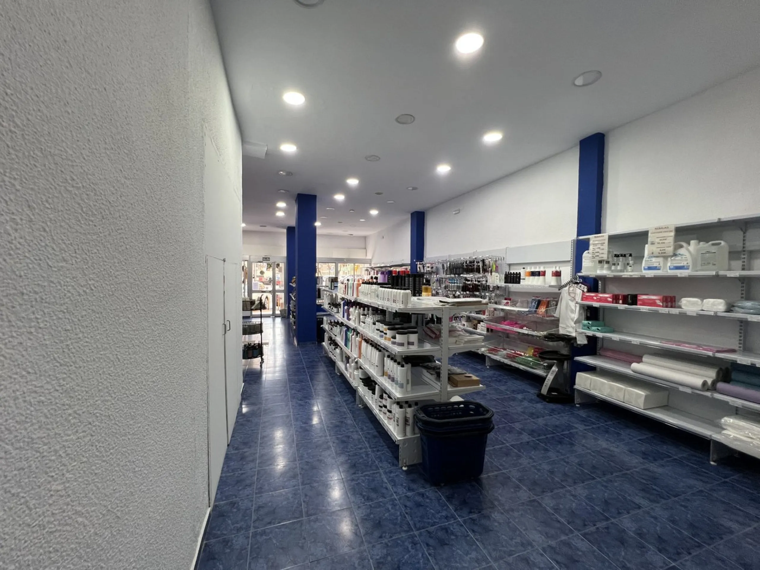 Unique opportunity in Málaga! Spectacular commercial space for sale in a prime location, bordering two streets, one of which is Héroe de Sostoa. This spacious space features a 438 m² commercial floor and a 350 m² warehouse, offering a total of 806 m² buil
