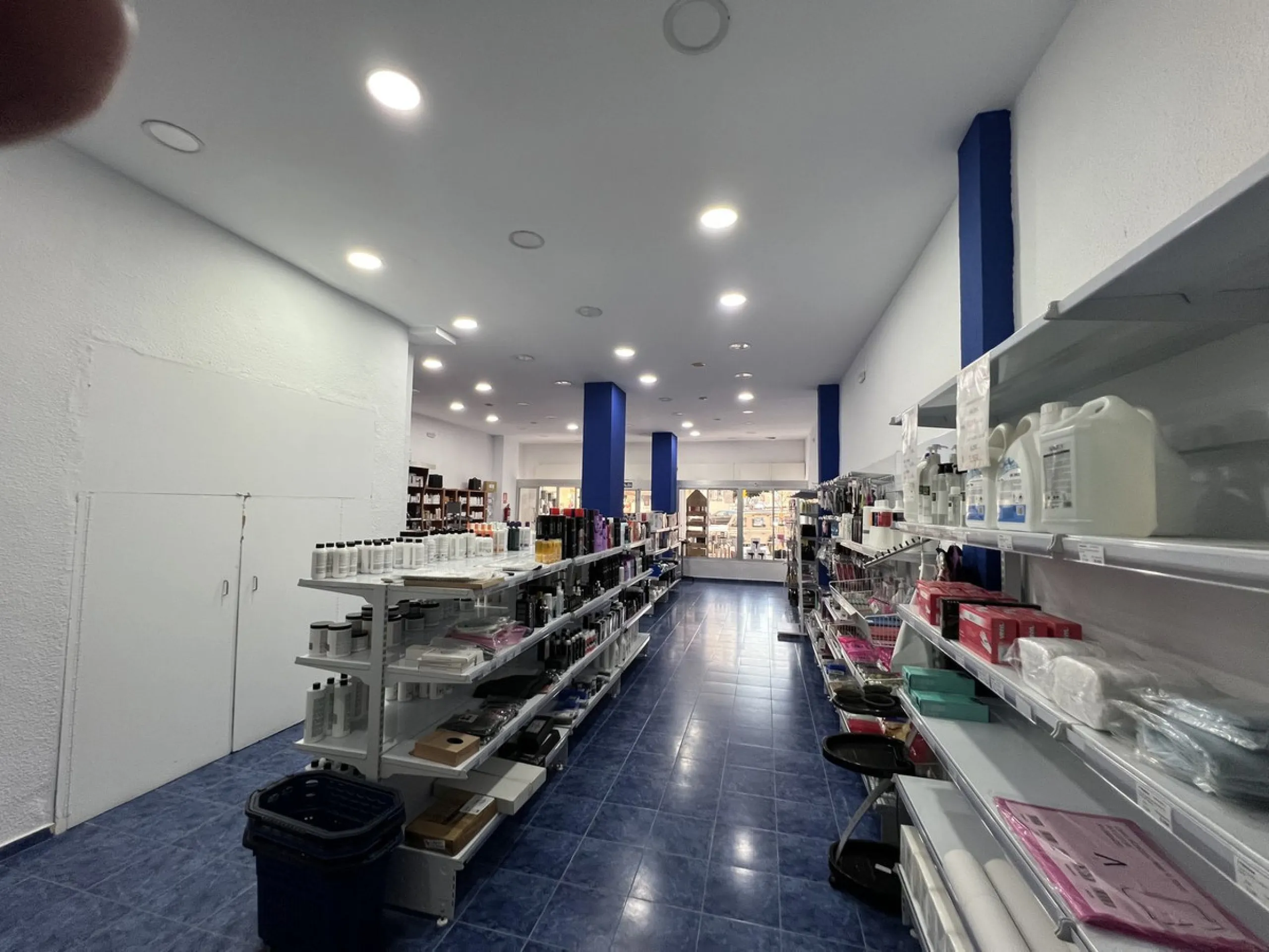 Unique opportunity in Málaga! Spectacular commercial space for sale in a prime location, bordering two streets, one of which is Héroe de Sostoa. This spacious space features a 438 m² commercial floor and a 350 m² warehouse, offering a total of 806 m² buil
