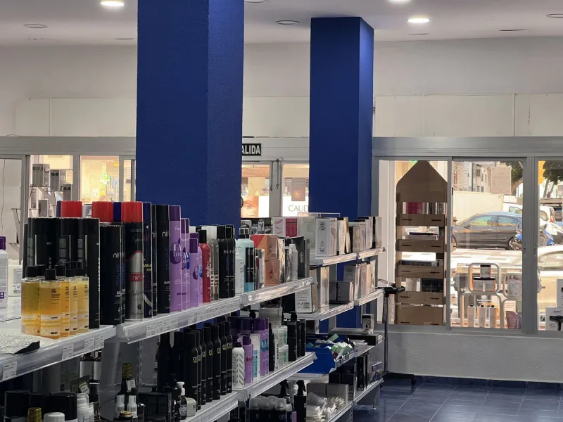 Unique opportunity in Málaga! Spectacular commercial space for sale in a prime location, bordering two streets, one of which is Héroe de Sostoa. This spacious space features a 438 m² commercial floor and a 350 m² warehouse, offering a total of 806 m² buil