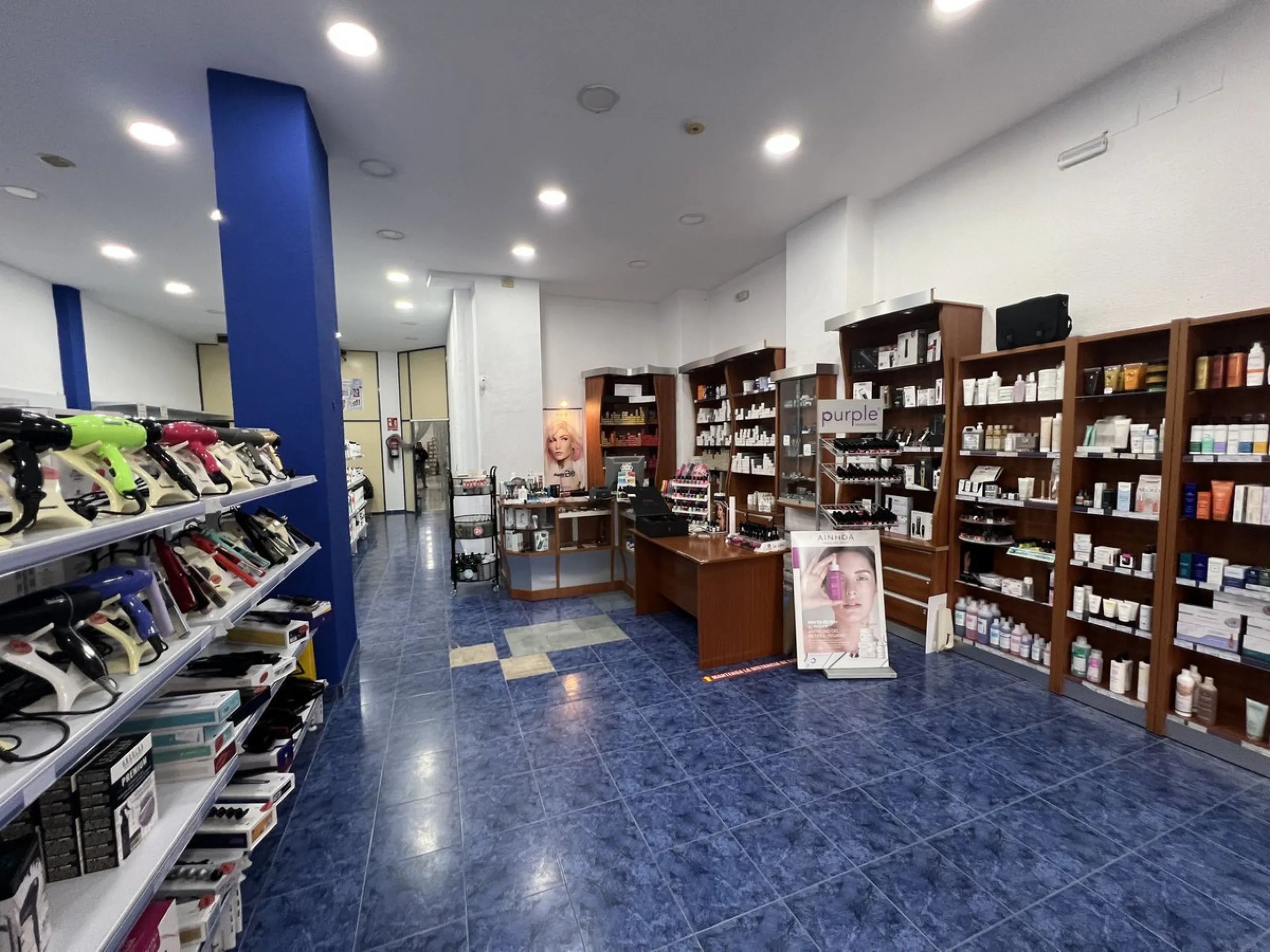 Unique opportunity in Málaga! Spectacular commercial space for sale in a prime location, bordering two streets, one of which is Héroe de Sostoa. This spacious space features a 438 m² commercial floor and a 350 m² warehouse, offering a total of 806 m² buil