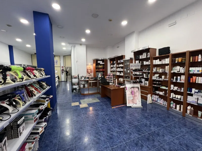 Unique opportunity in Málaga! Spectacular commercial space for sale in a prime location, bordering two streets, one of which is Héroe de Sostoa. This spacious space features a 438 m² commercial floor and a 350 m² warehouse, offering a total of 806 m² buil