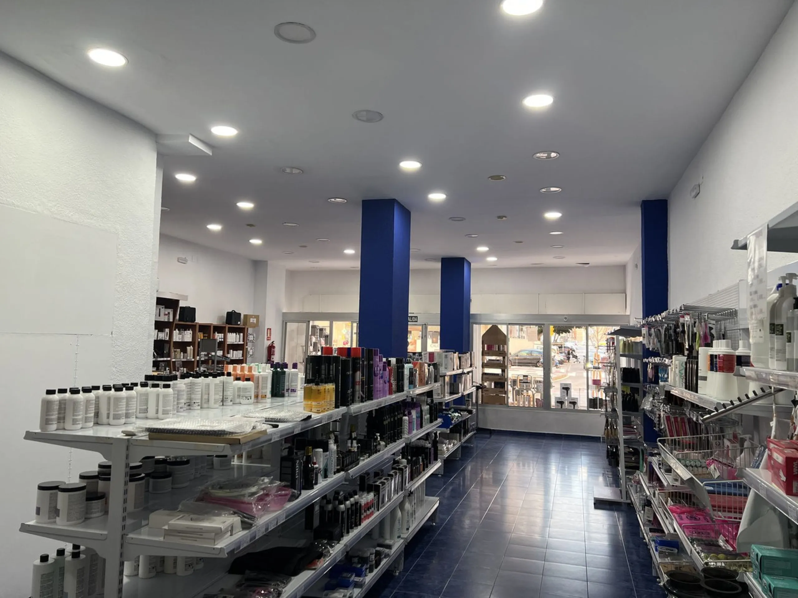 Unique opportunity in Málaga! Spectacular commercial space for sale in a prime location, bordering two streets, one of which is Héroe de Sostoa. This spacious space features a 438 m² commercial floor and a 350 m² warehouse, offering a total of 806 m² buil
