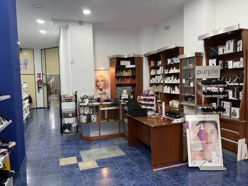 Unique opportunity in Málaga! Spectacular commercial space for sale in a prime location, bordering two streets, one of which is Héroe de Sostoa. This spacious space features a 438 m² commercial floor and a 350 m² warehouse, offering a total of 806 m² buil